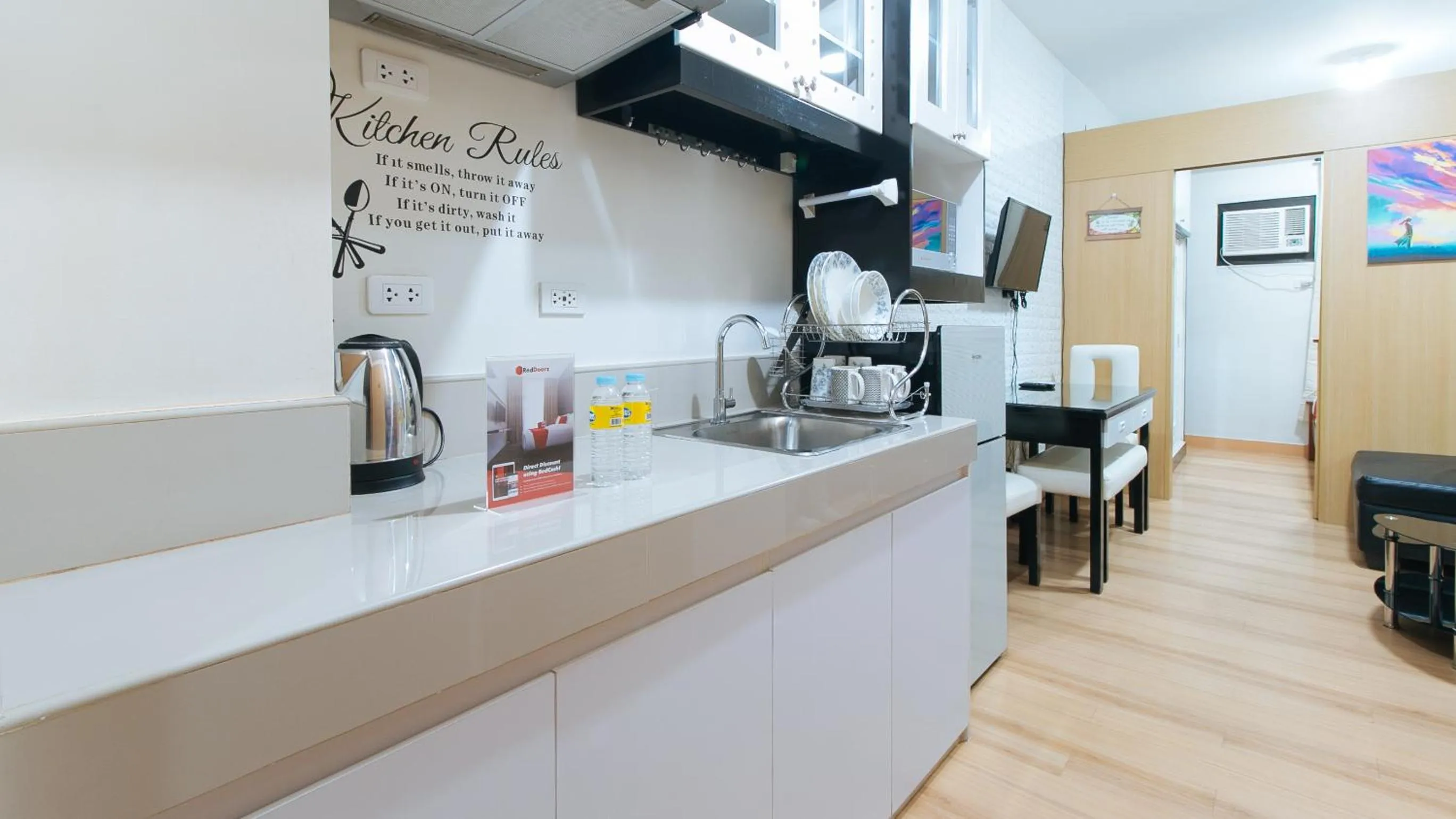 Kitchen or kitchenette, Kitchen/Kitchenette in RedDoorz Premium @ SMDC Fairview 2