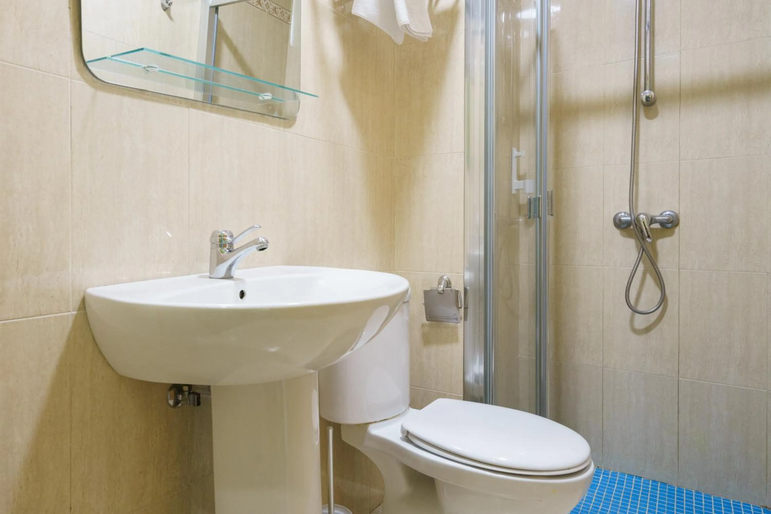 Toilet in Hostal Frasca by Vivere Stays