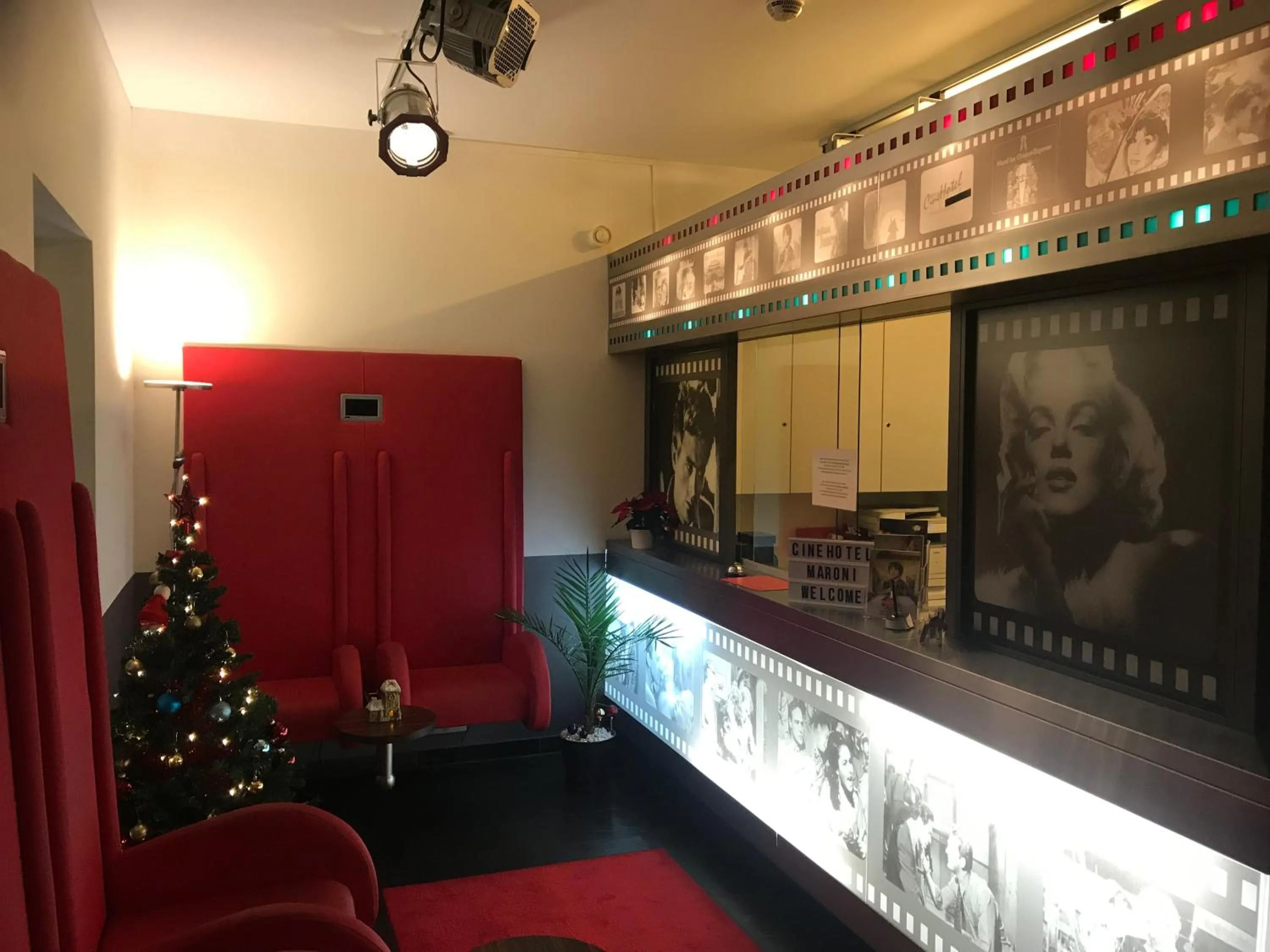 Lobby or reception in CineHotel Maroni