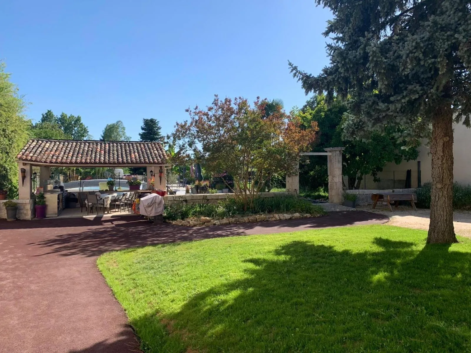 Inner courtyard view in Jardin d'arcy - chambres d'hôtes avec piscine et SPA