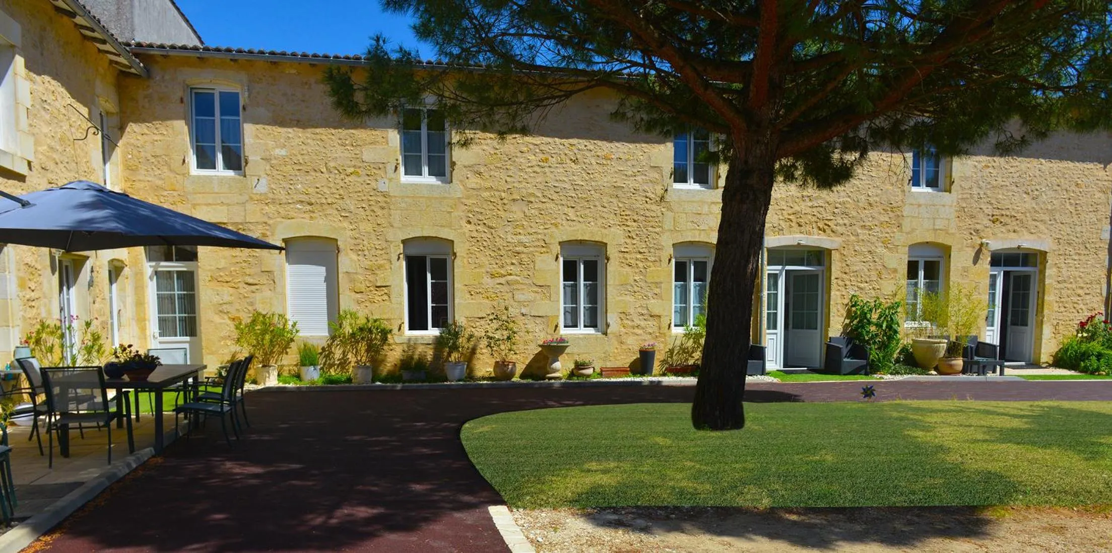 Property building in Jardin d'arcy - chambres d'hôtes avec piscine et SPA