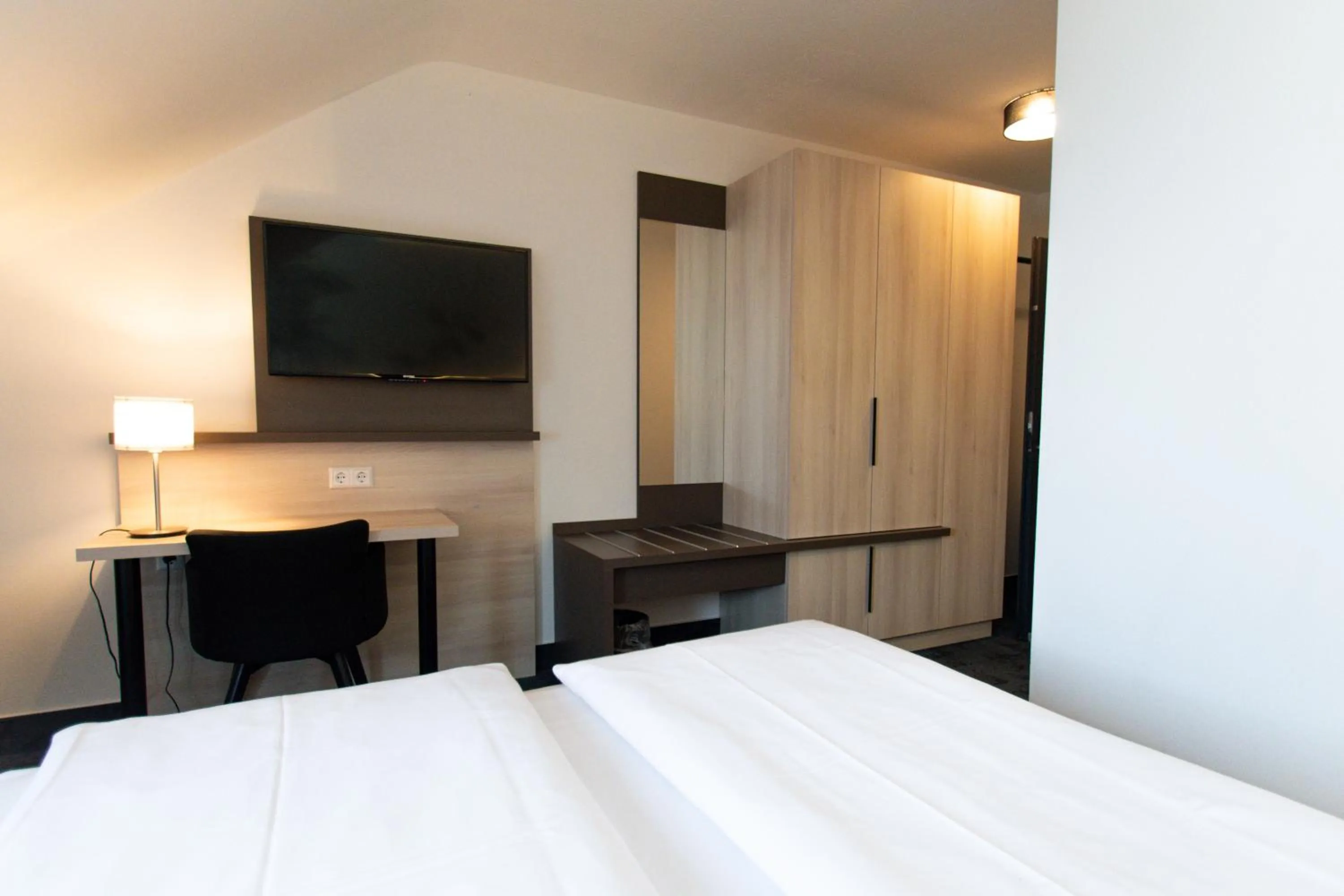 Photo of the whole room, Bed in Taste Smart Hotel Lampertheim