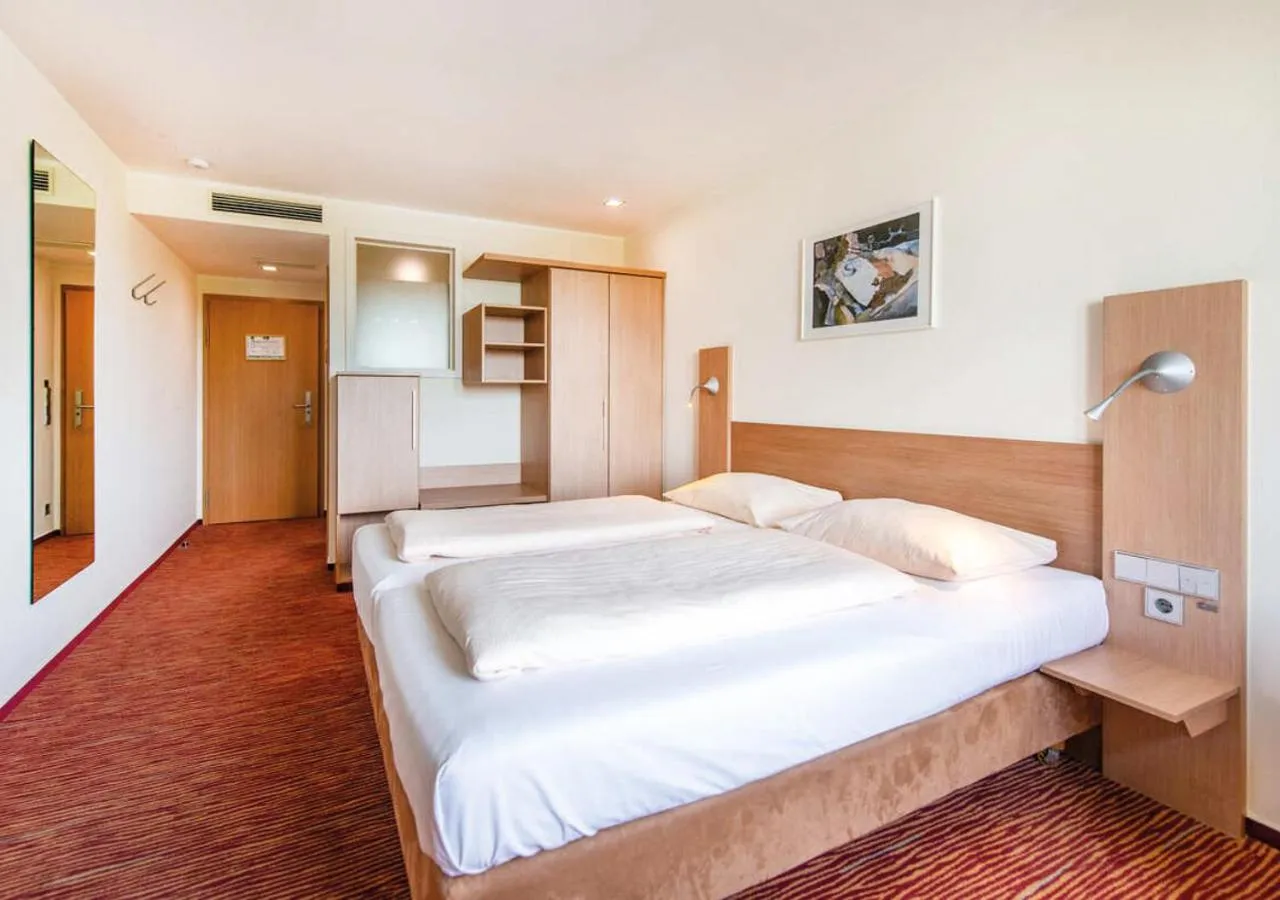 Photo of the whole room, Bed in Diehls Hotel