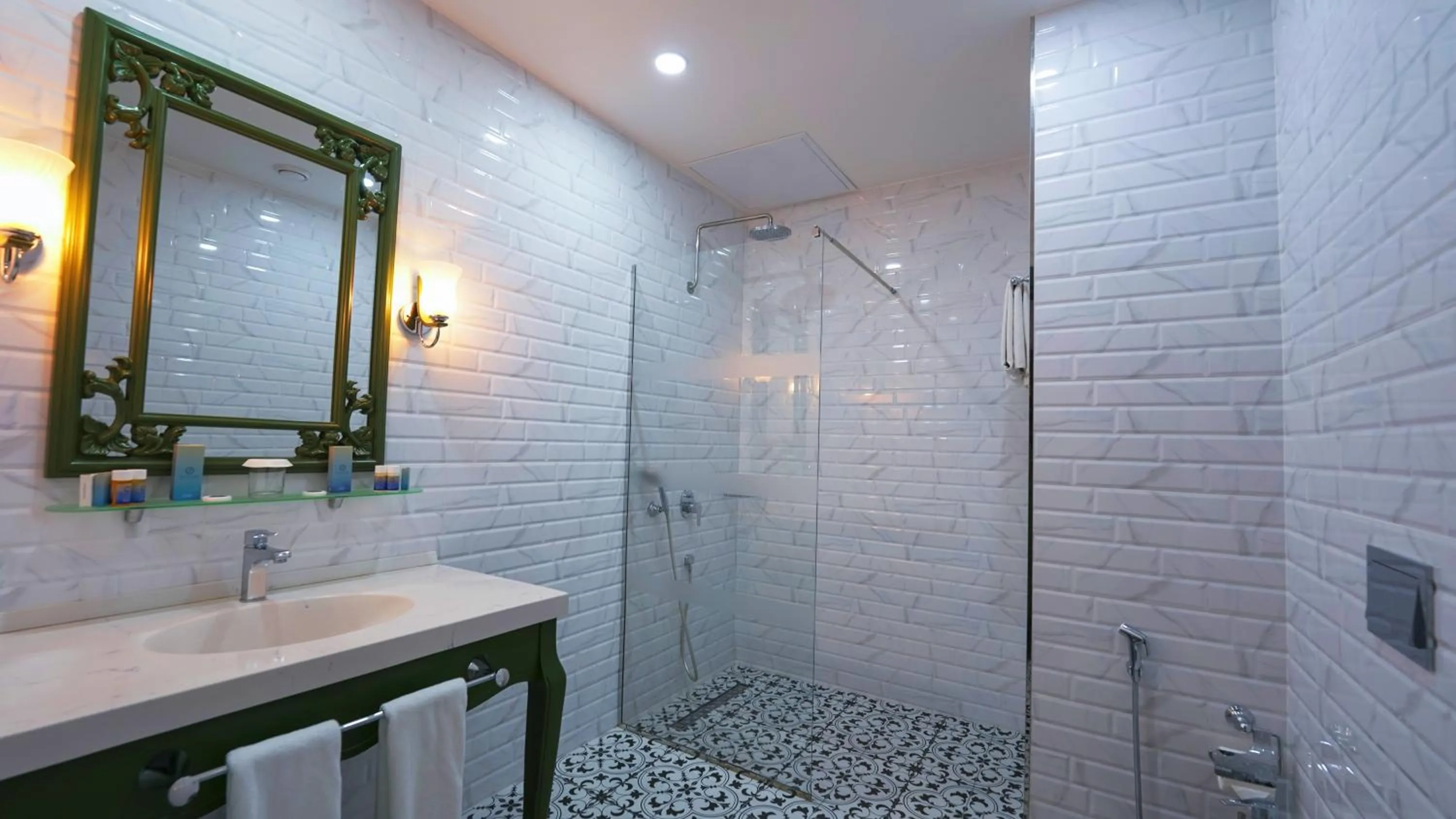 Shower in Sapphire Marine