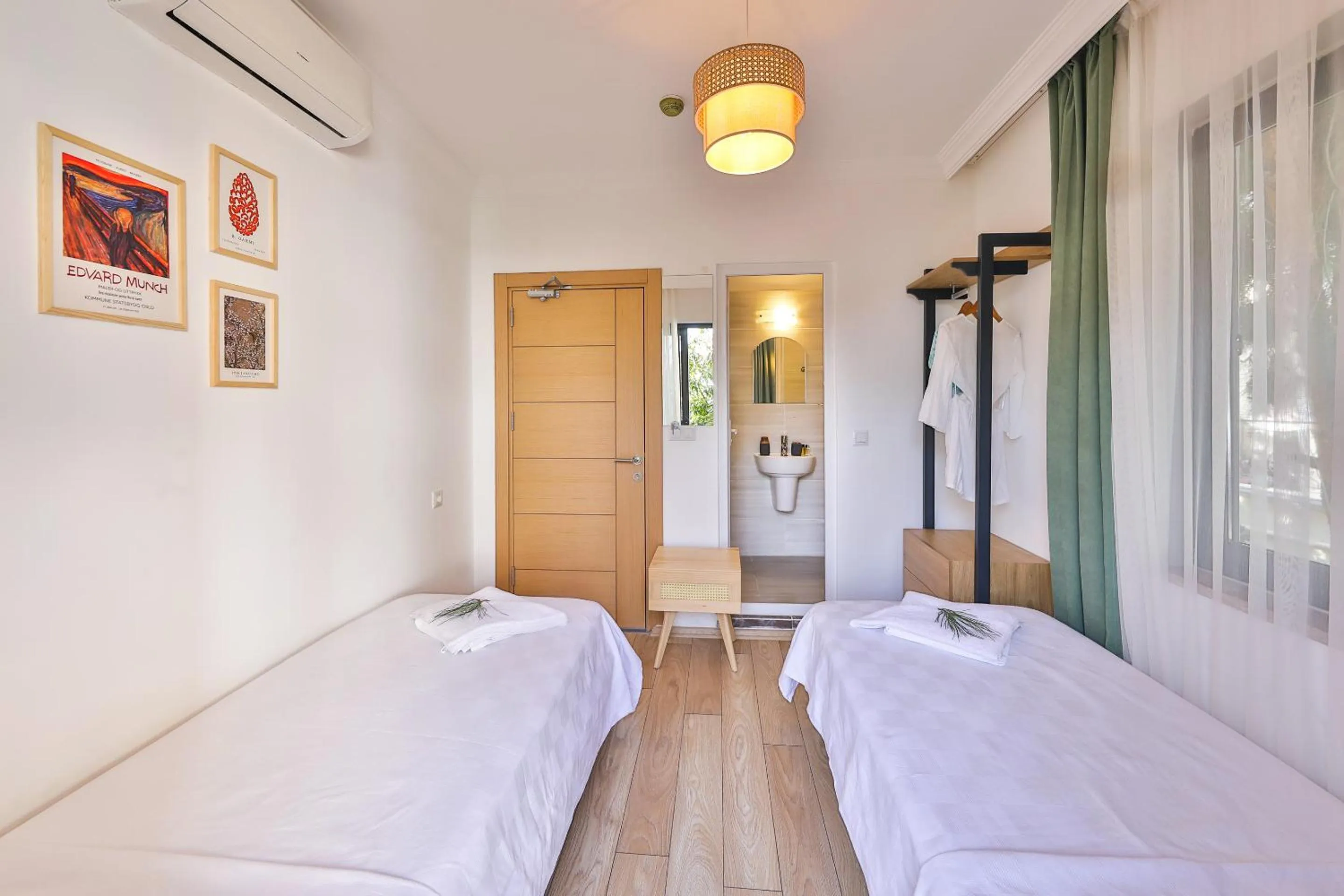 Photo of the whole room, Bed in Bahar Pansiyon