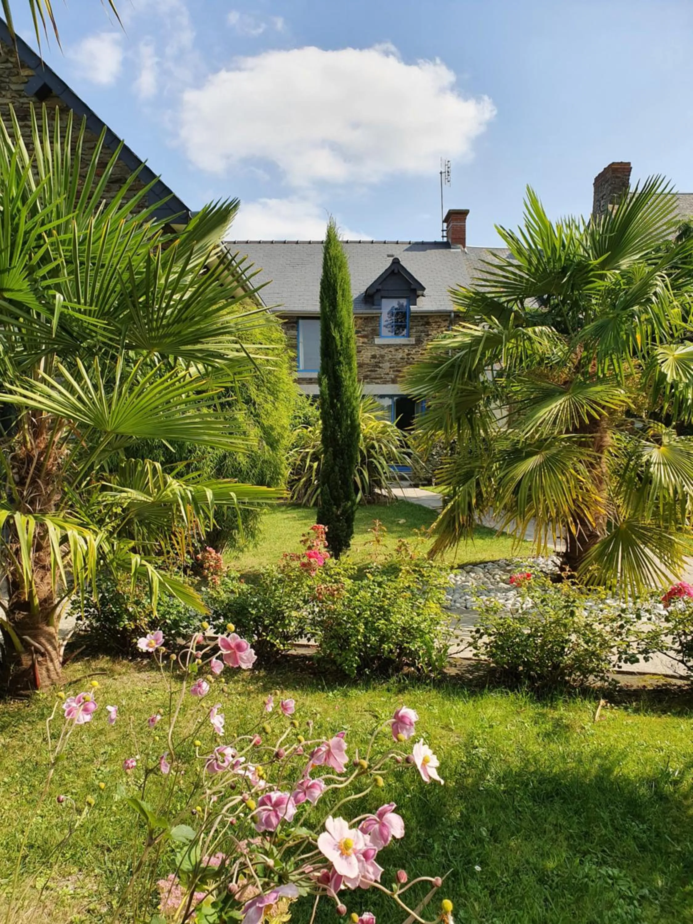 Garden in La Bastide du Moulin - Mont St Michel