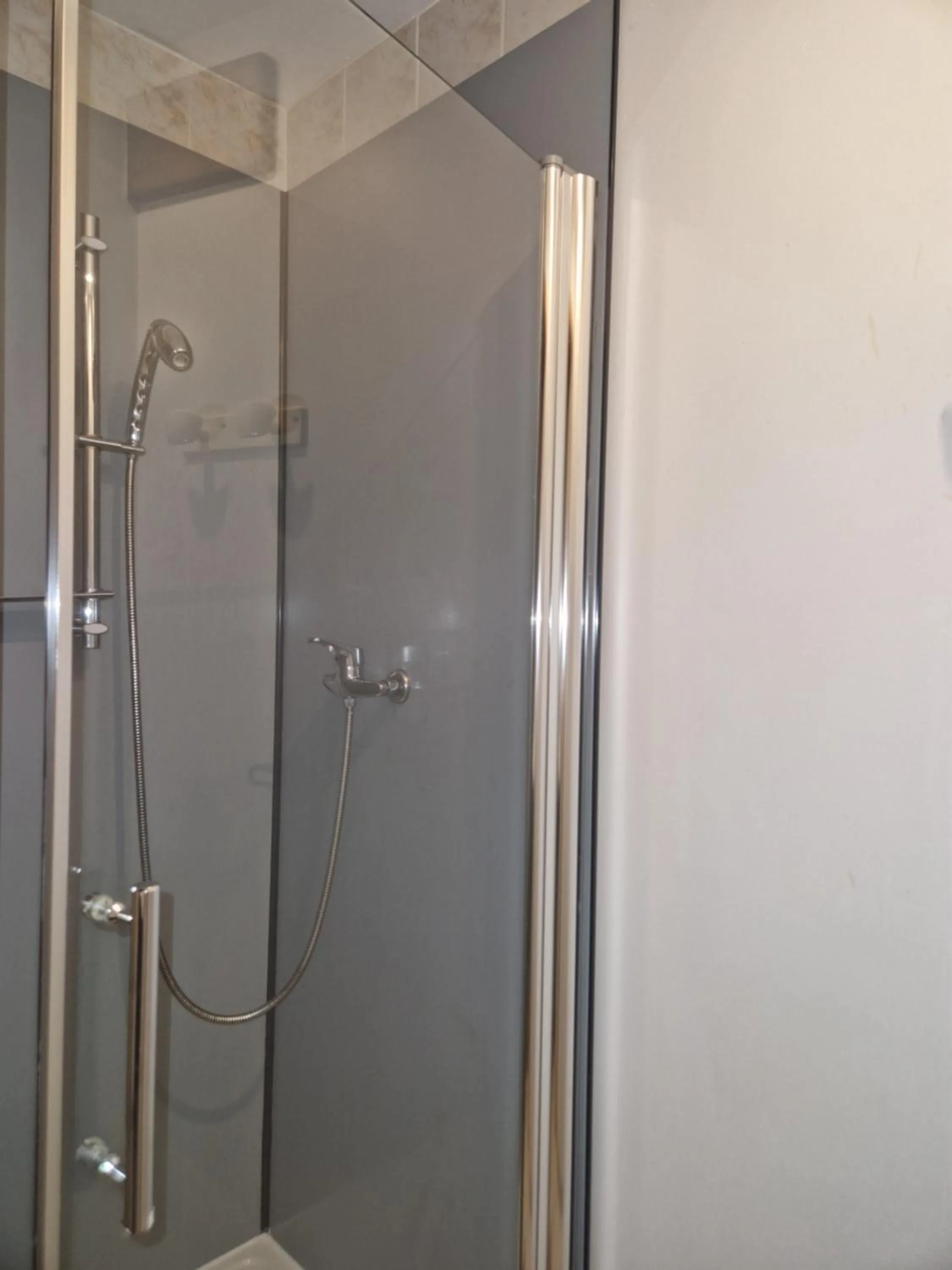 Shower in La Bastide du Moulin - Mont St Michel