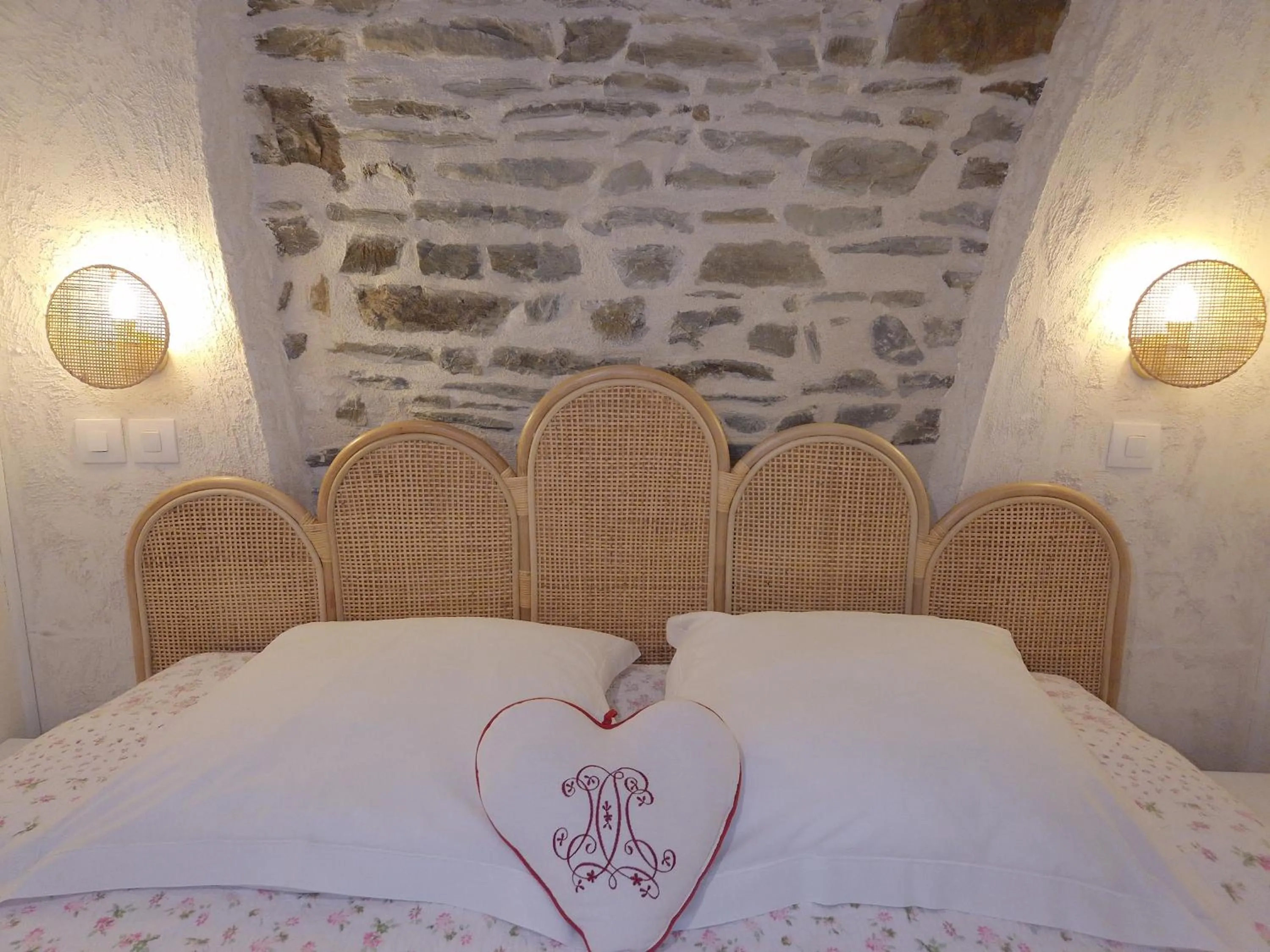 Patio, Bed in La Bastide du Moulin - Mont St Michel