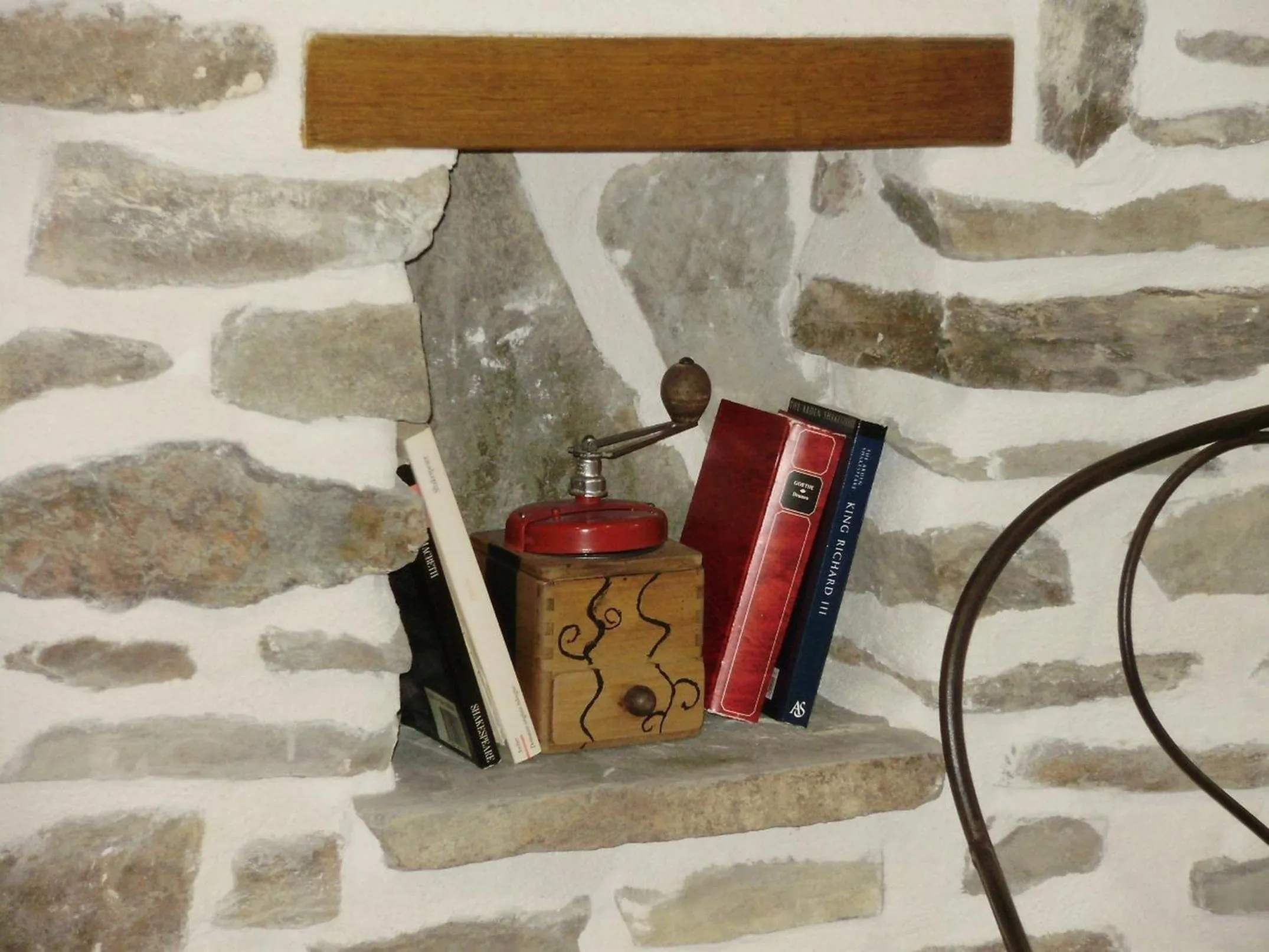 Communal lounge/ TV room in La Bastide du Moulin - Mont St Michel