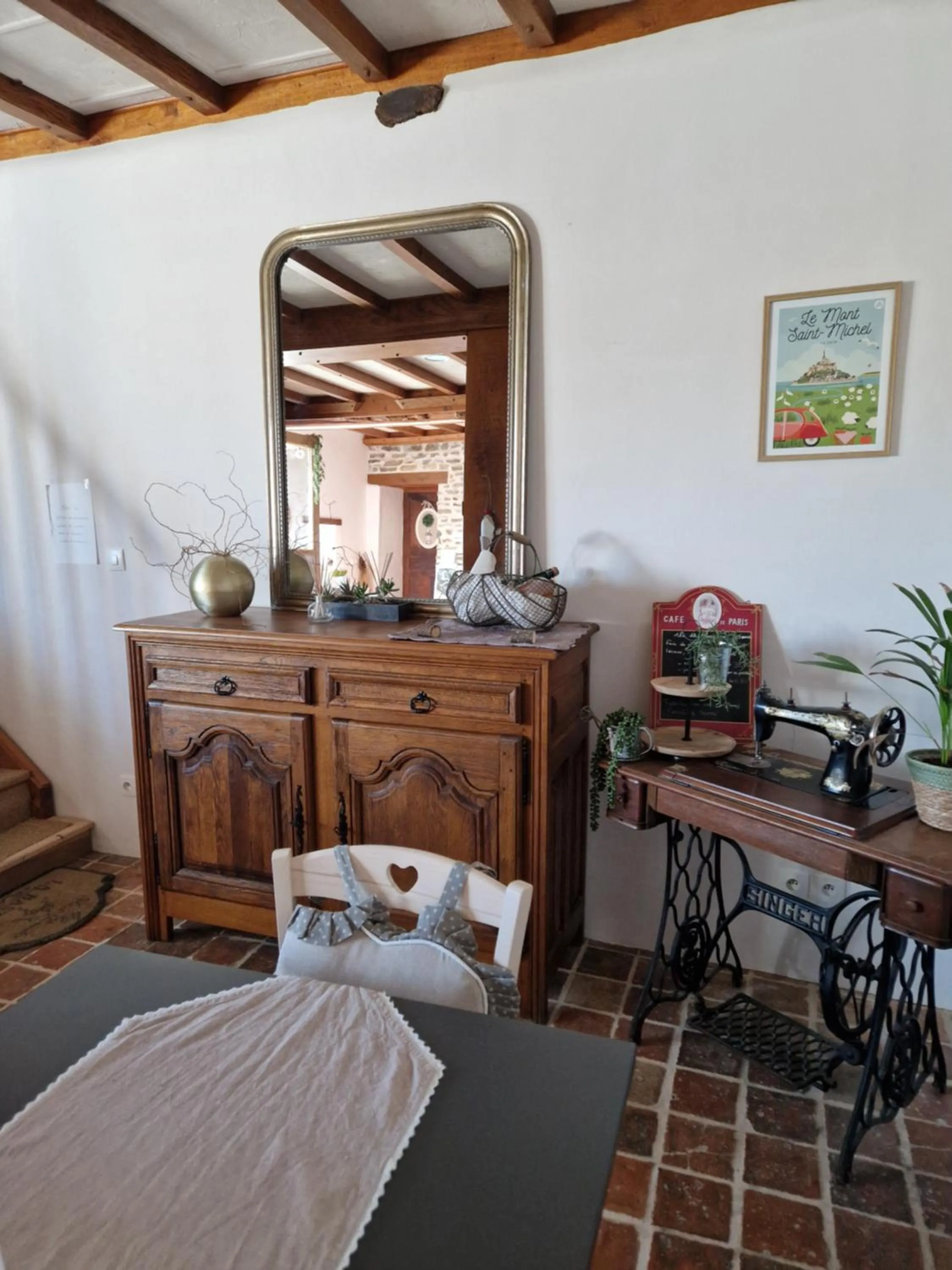 Living room in La Bastide du Moulin - Mont St Michel
