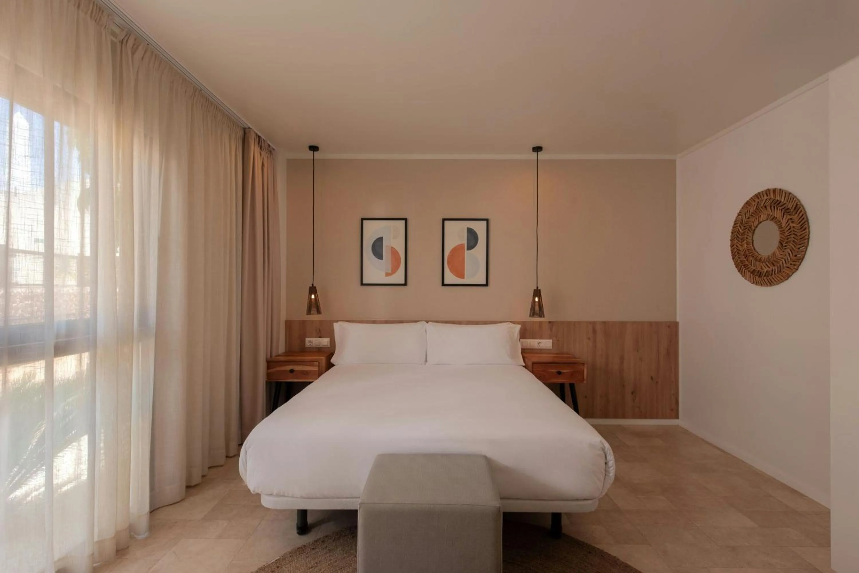 Photo of the whole room, Bed in Four Points by Sheraton Costa Blanca Villas