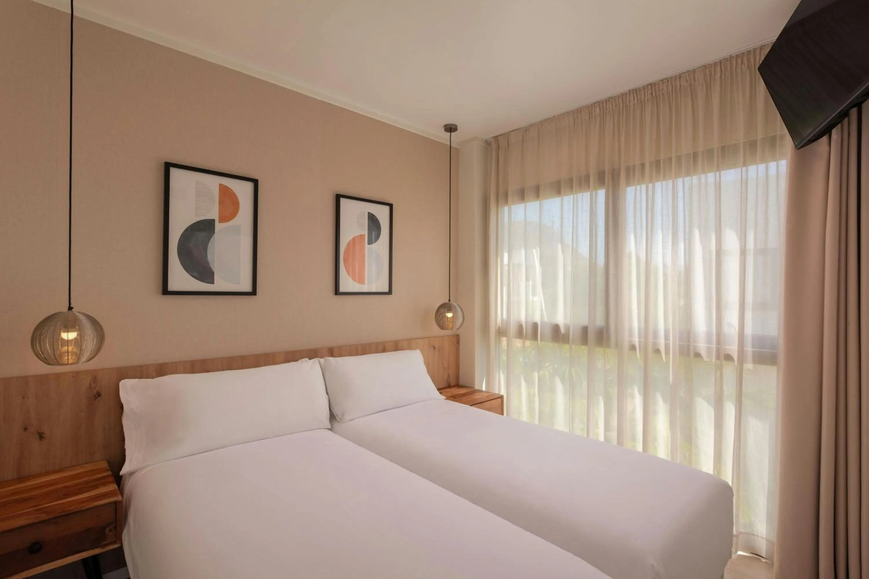 Photo of the whole room, Bed in Four Points by Sheraton Costa Blanca Villas