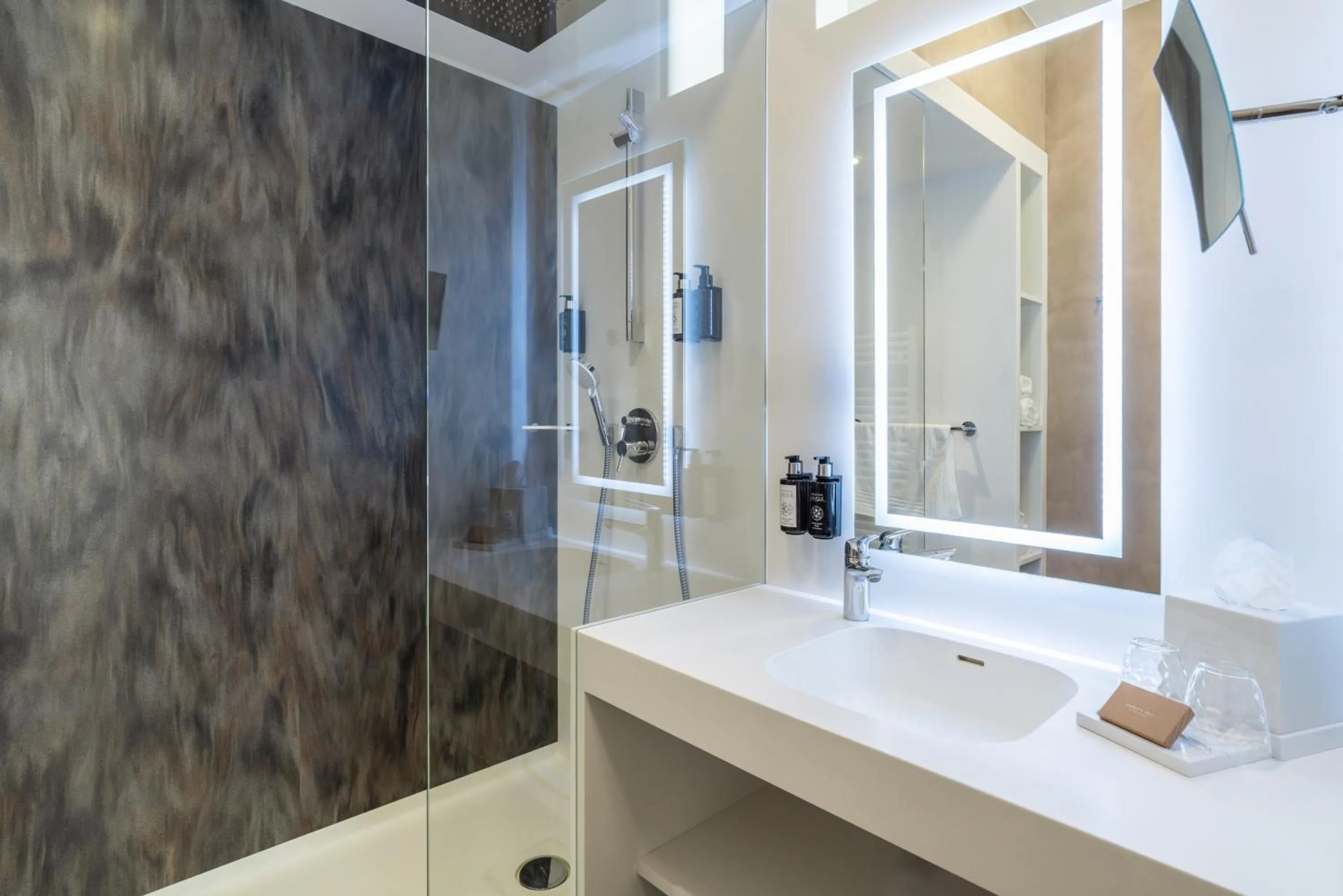 Shower in Domaine de la Résidence - Hôtel, Spa & Restaurant