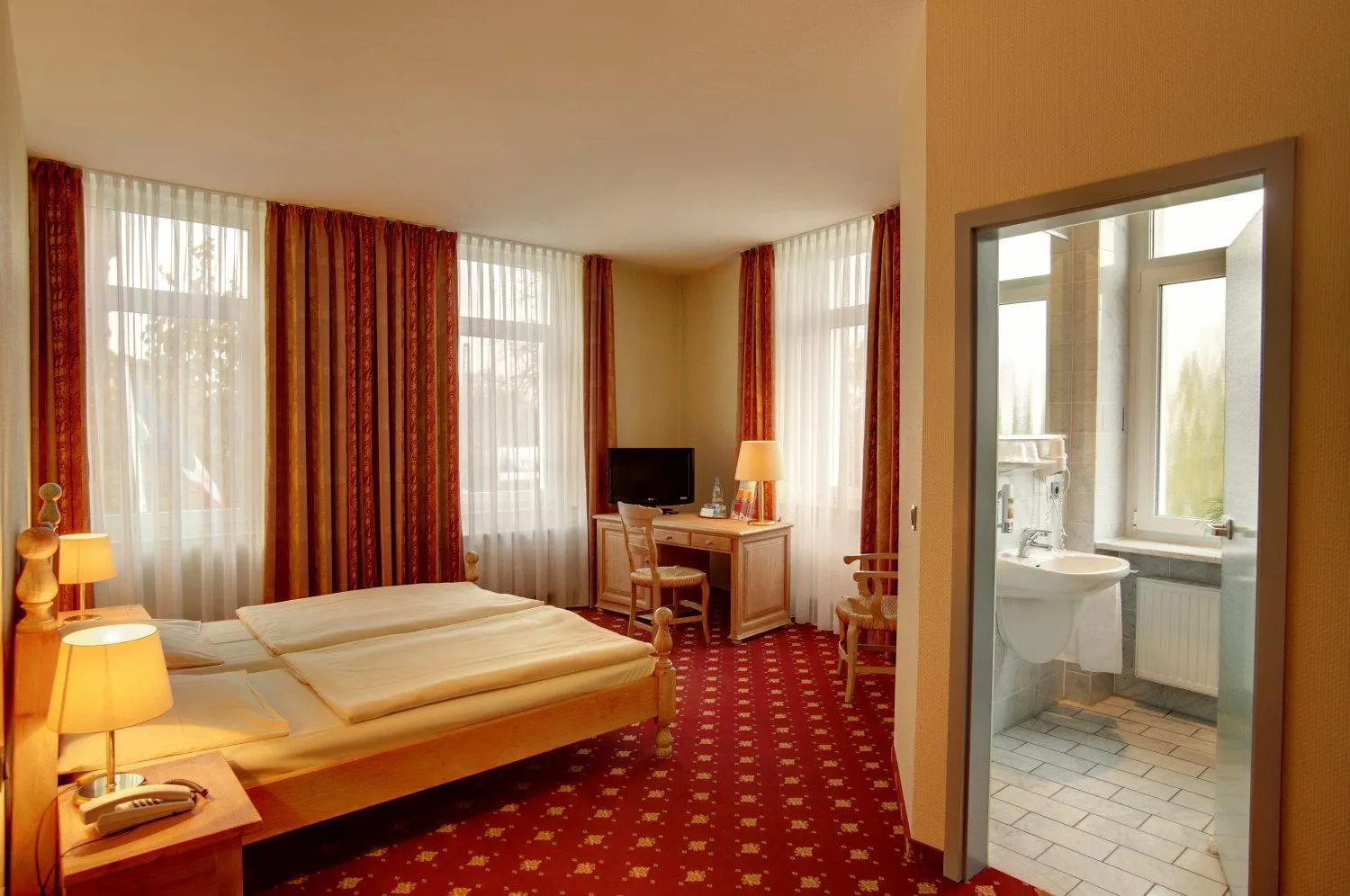 Photo of the whole room, Bed in Hotel Kronprinz Garni