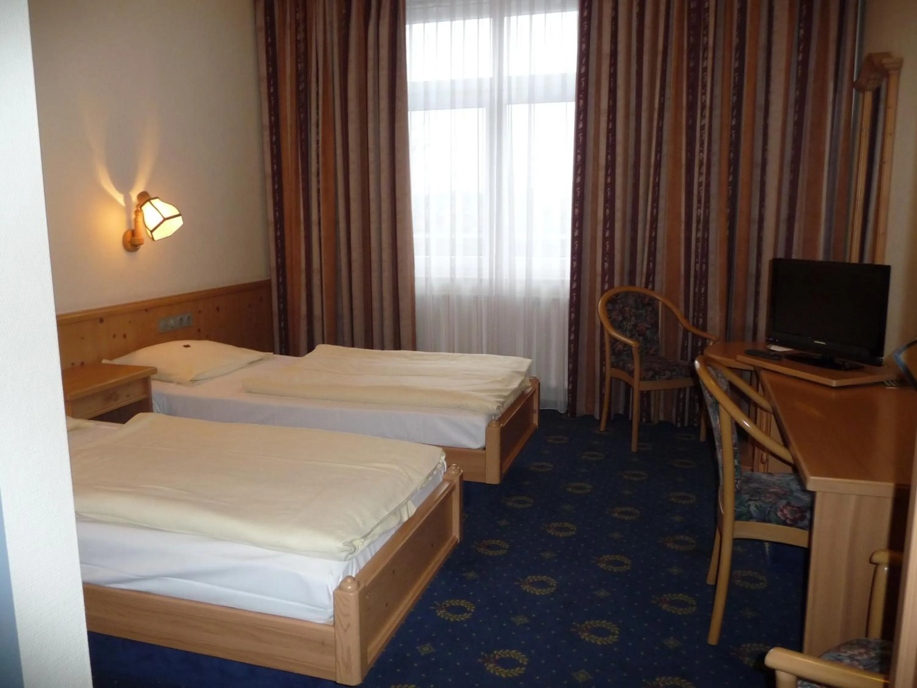 Photo of the whole room, Bed in Hotel Kronprinz Garni