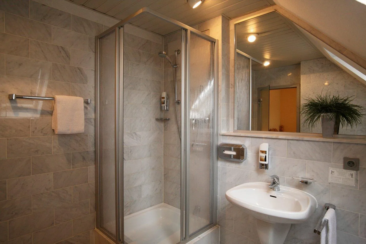 Bathroom in Hotel Kronprinz Garni