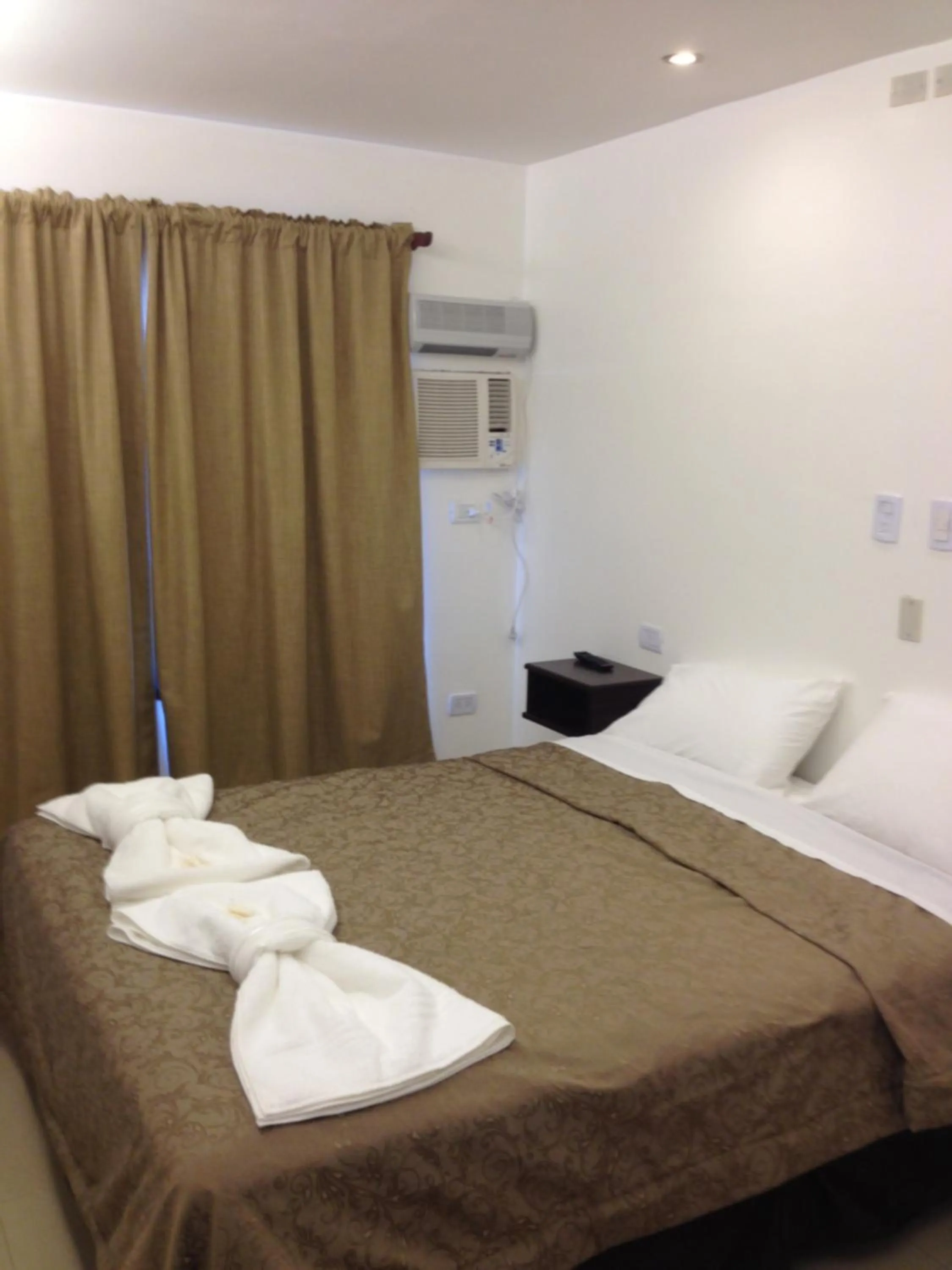 Bed in Lorenzo Suites Hotel