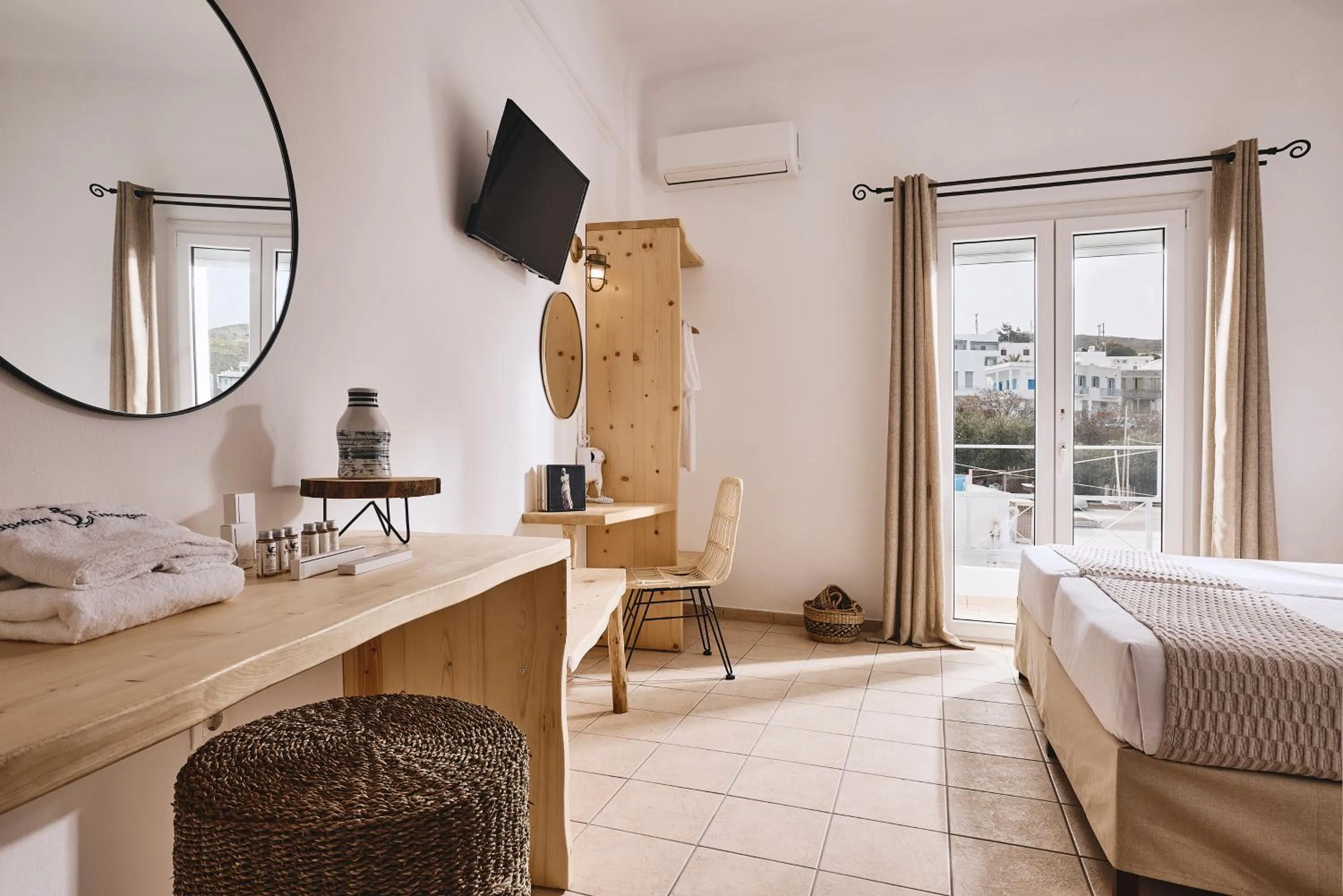 Photo of the whole room, Bed in Capetan Giorgantas