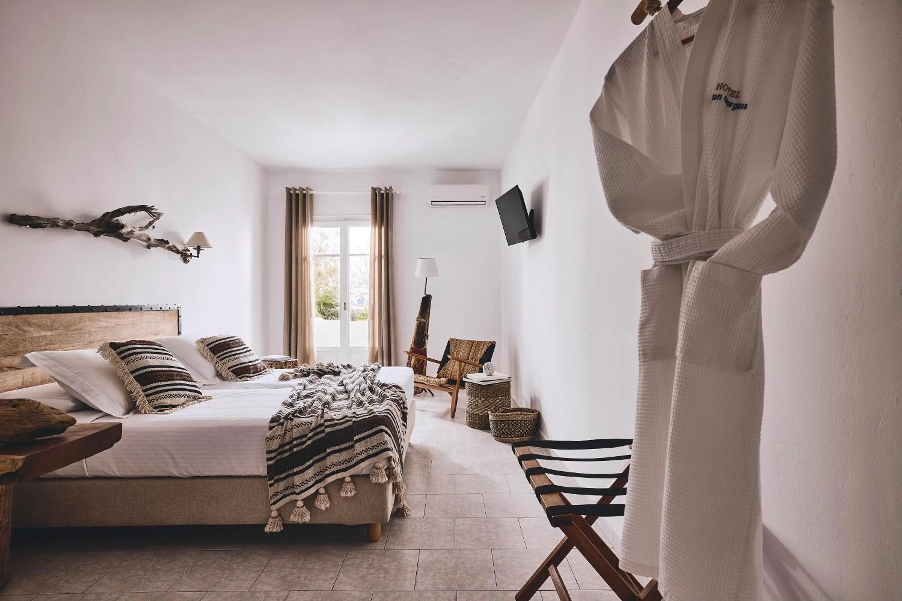 Photo of the whole room, Bed in Capetan Giorgantas