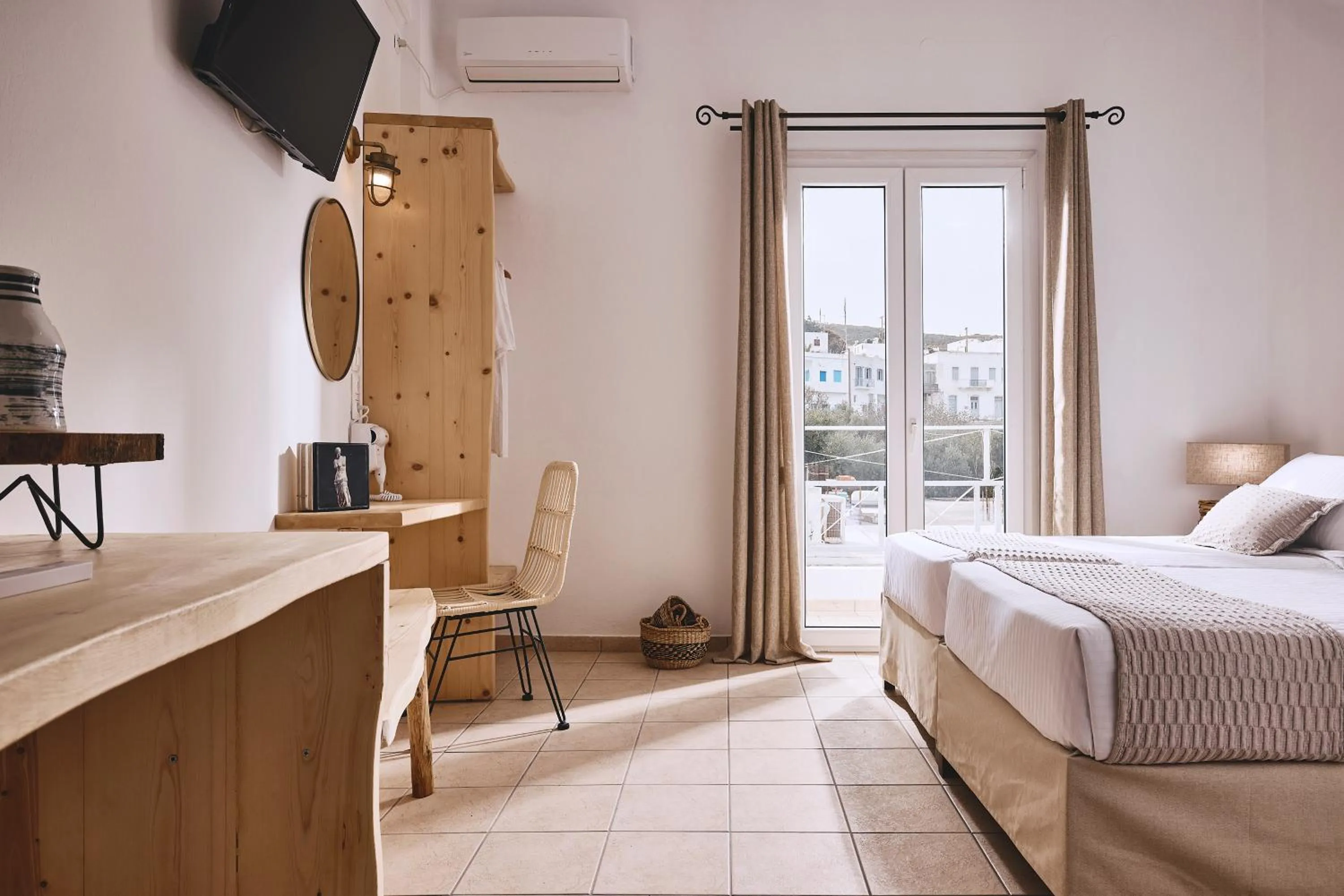 Photo of the whole room, Bed in Capetan Giorgantas