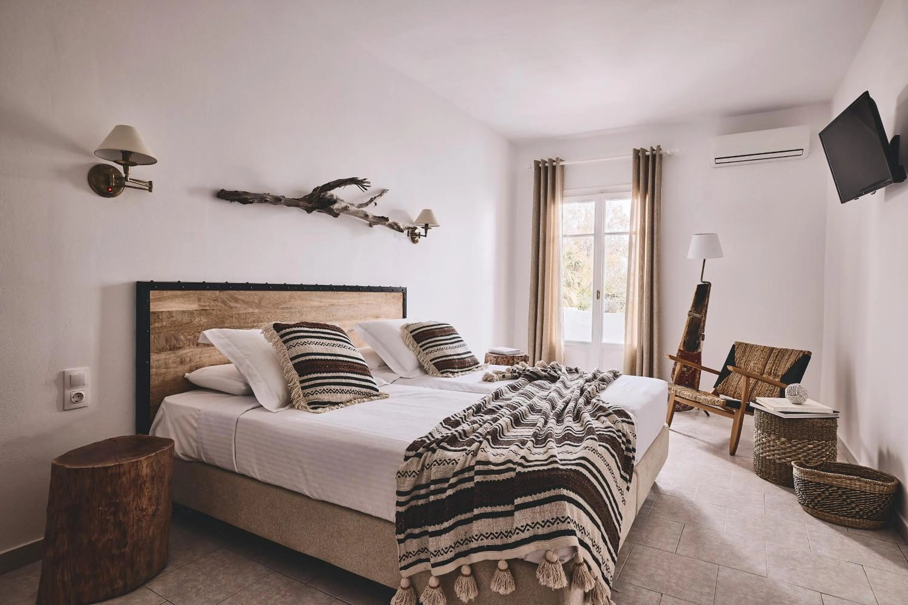 Photo of the whole room, Bed in Capetan Giorgantas