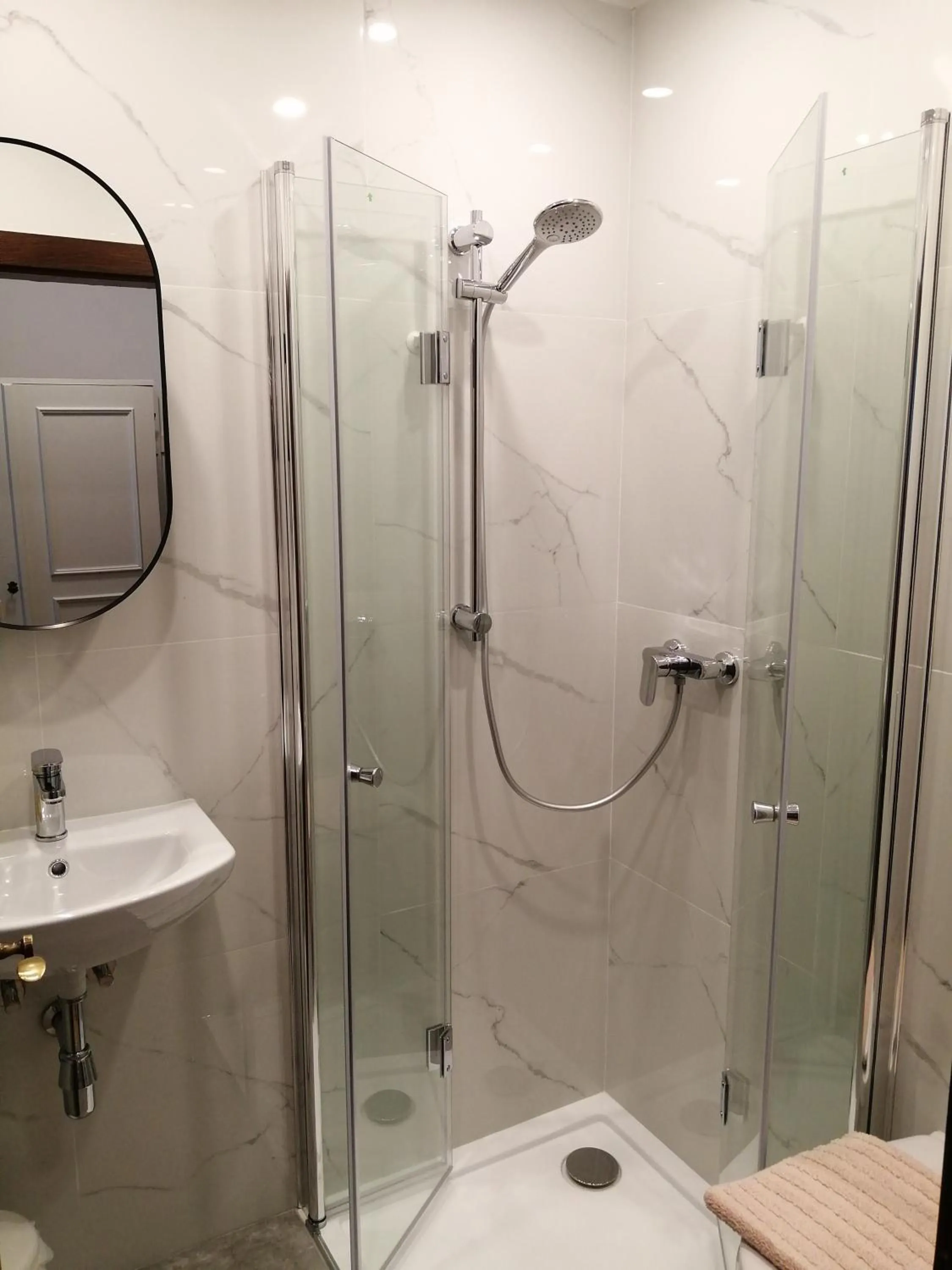 Shower in Hillside Rooms