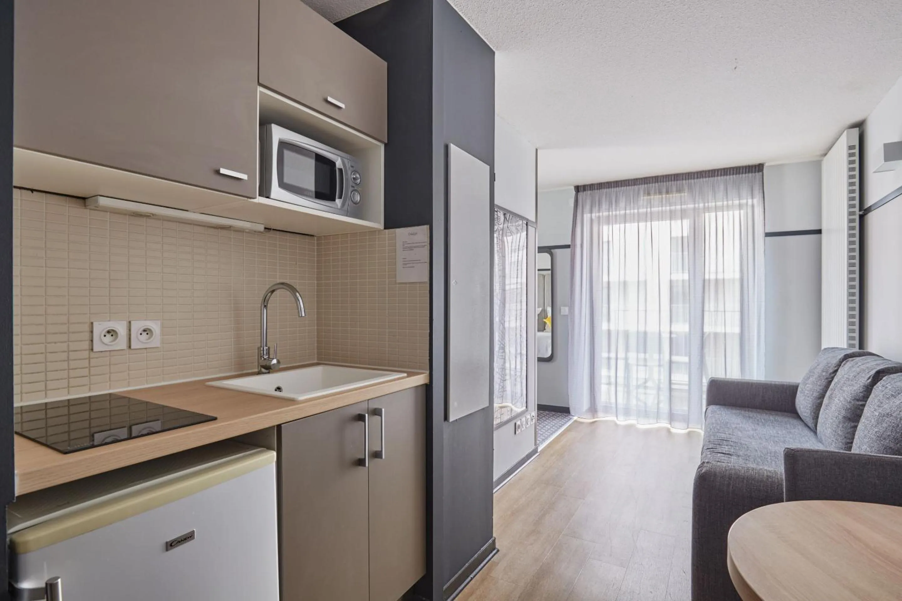 Kitchen or kitchenette in Appart'hôtel Odalys City - Lyon Centre Confluence