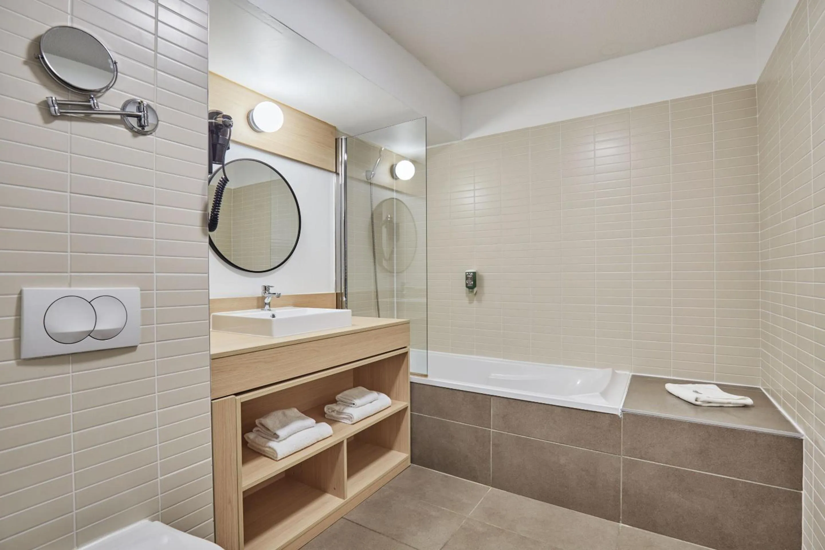 Toilet in Appart'hôtel Odalys City - Lyon Centre Confluence