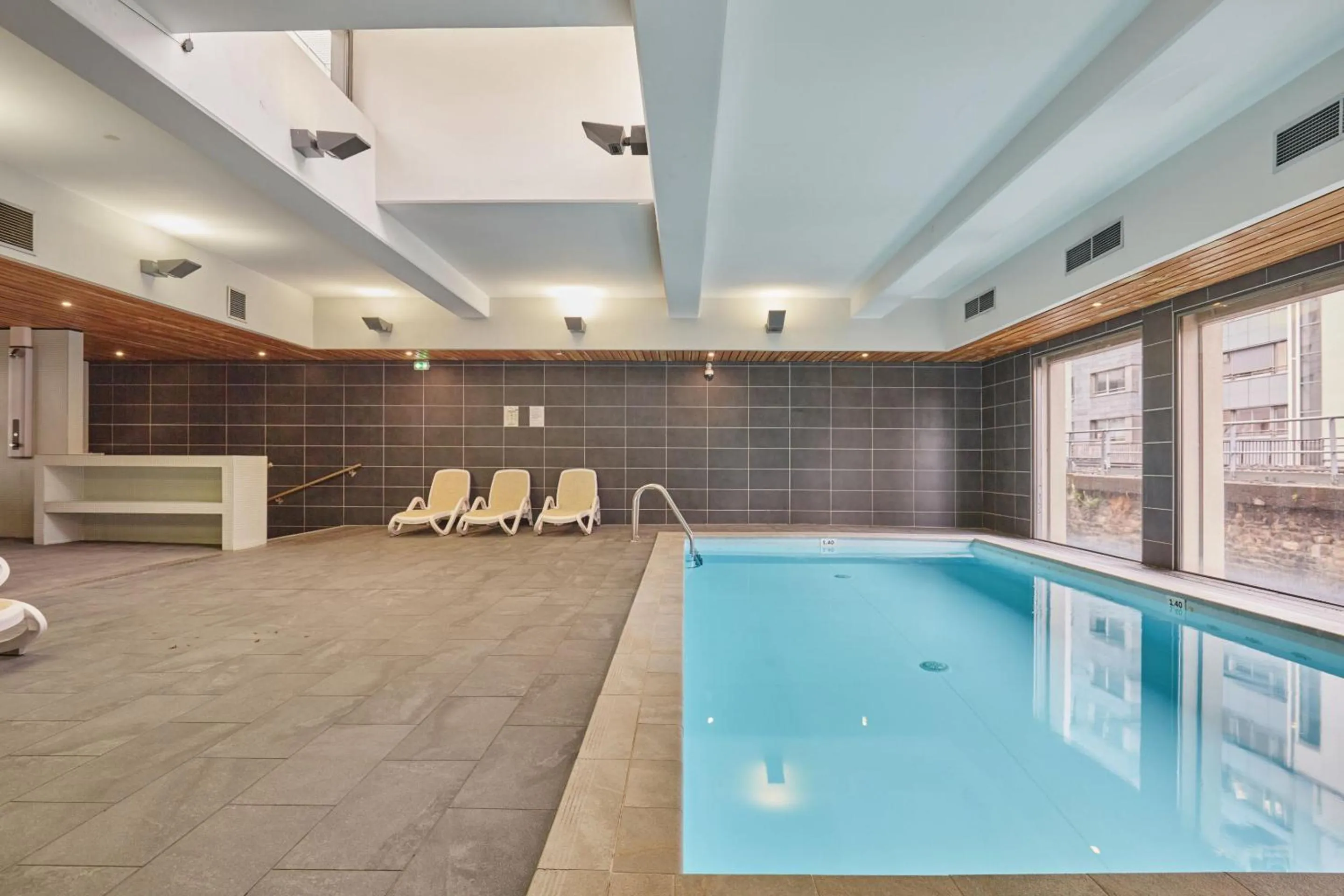 Swimming pool in Appart'hôtel Odalys City - Lyon Centre Confluence