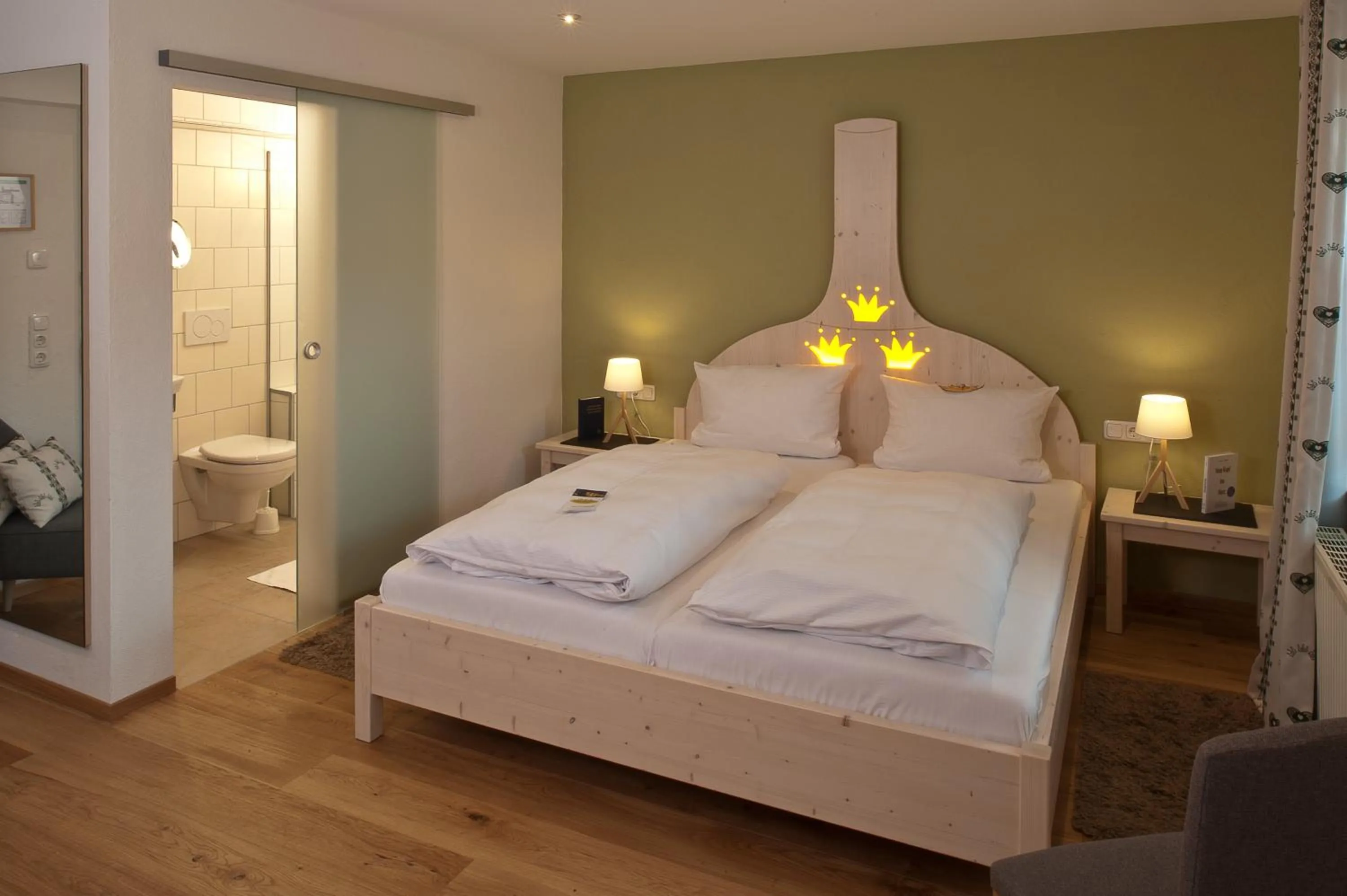 Photo of the whole room, Bed in Hotel & Brauereigasthof Drei Kronen