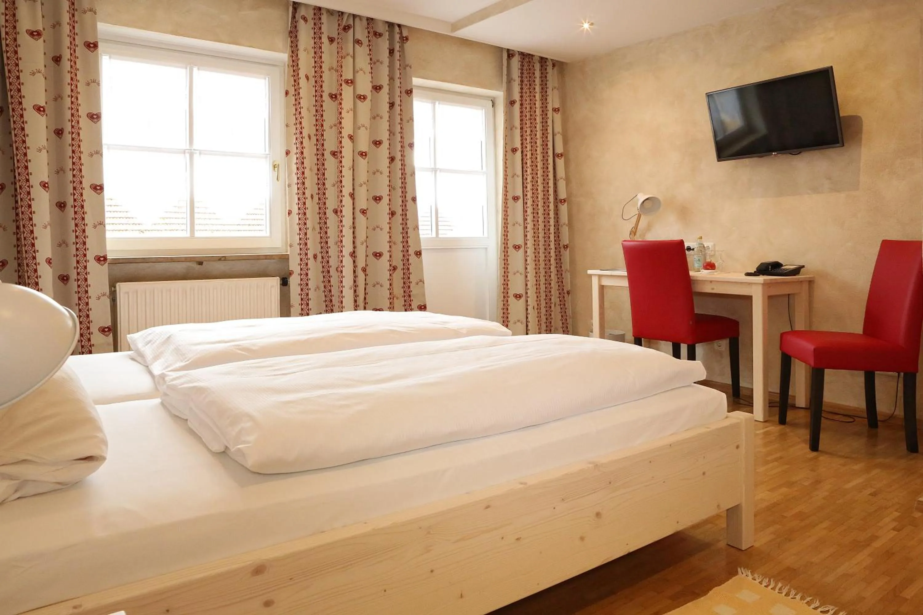 Photo of the whole room, Bed in Hotel & Brauereigasthof Drei Kronen