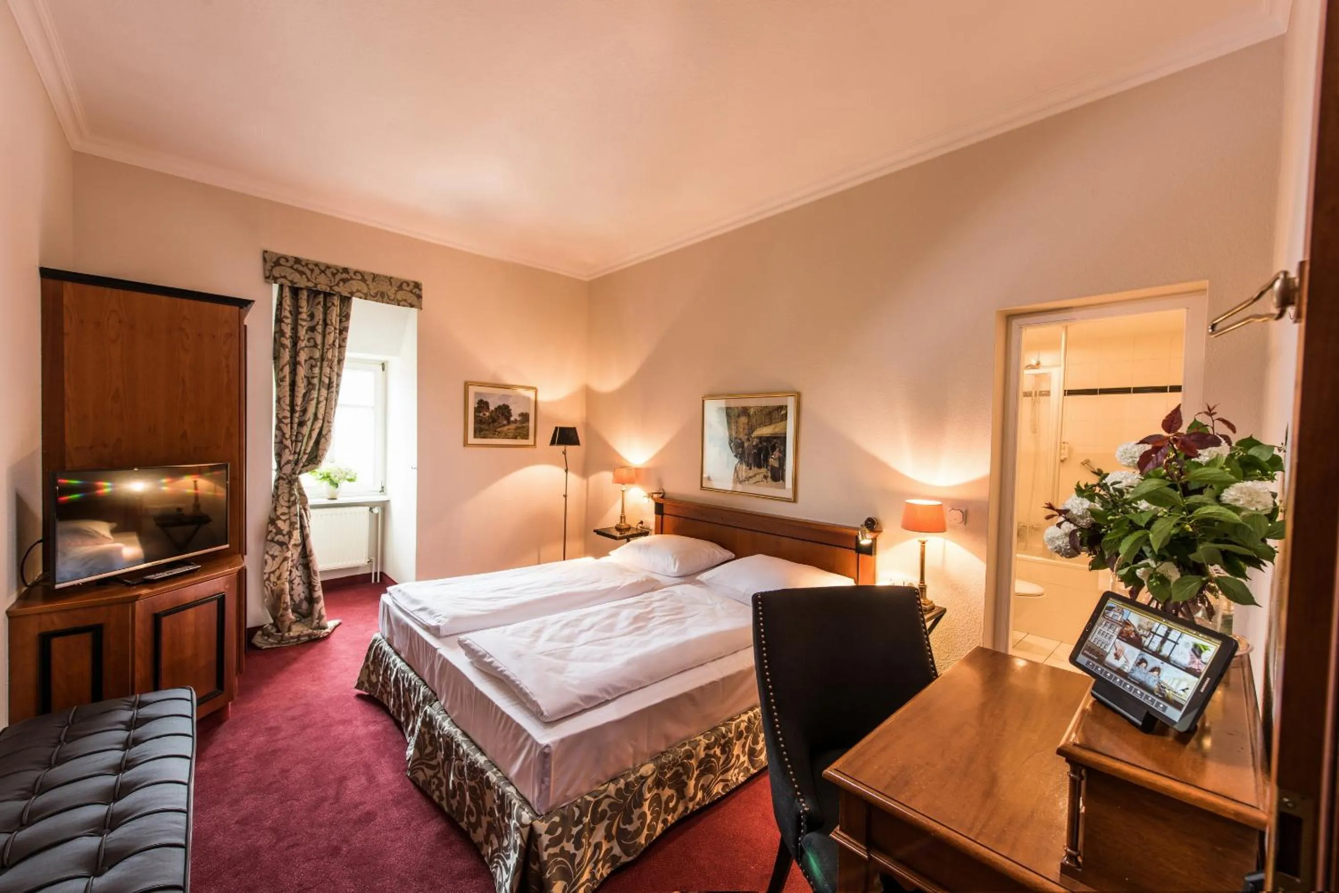 Photo of the whole room, Bed in Hotel Kaiserhof Eisenach