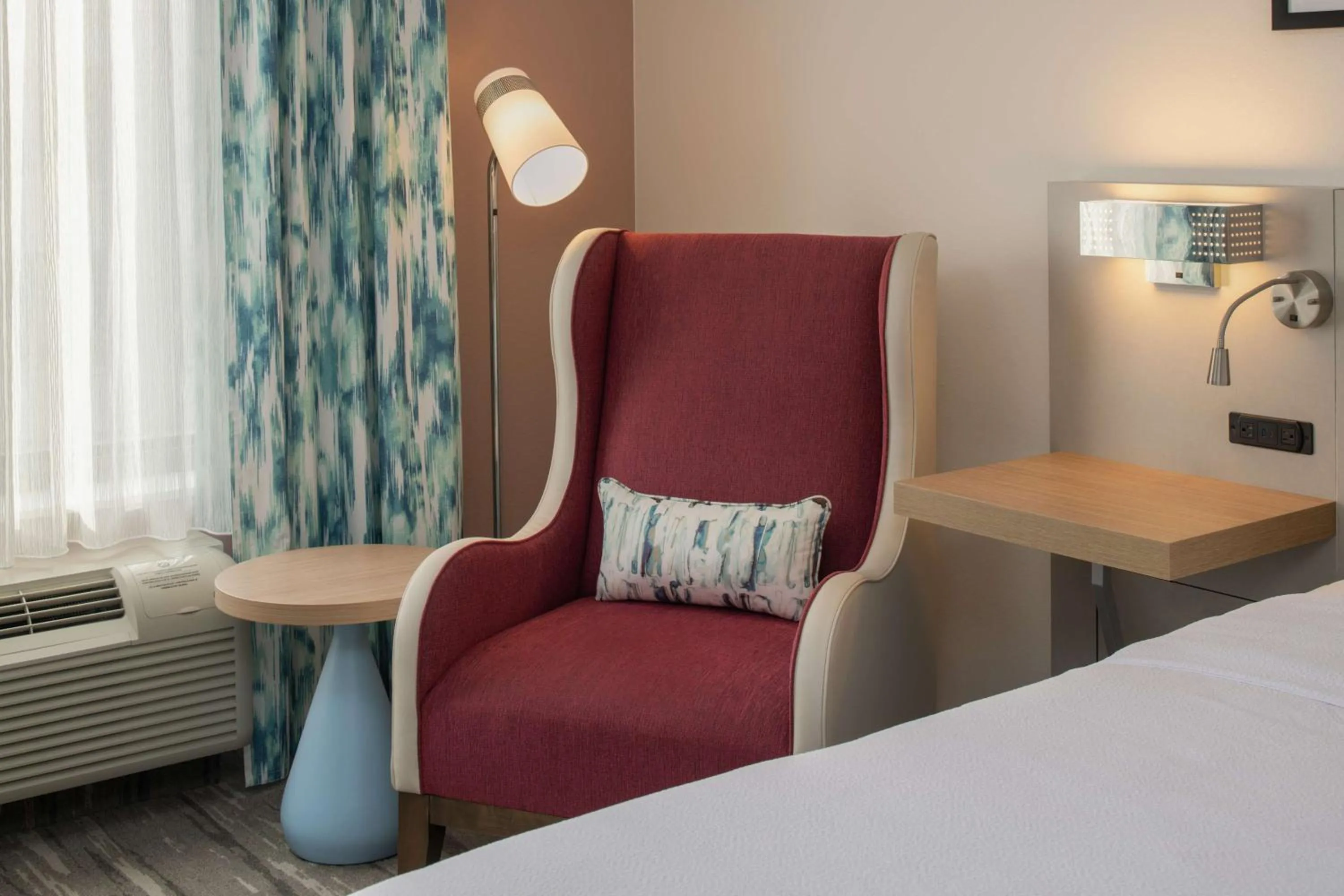 Living room, Bed in Hilton Garden Inn Tacoma Downtown