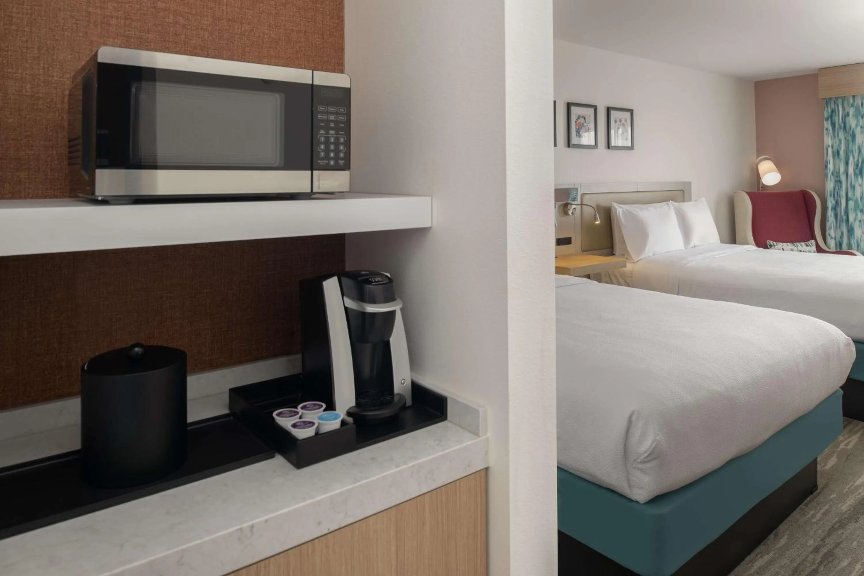 Photo of the whole room, Bed in Hilton Garden Inn Tacoma Downtown