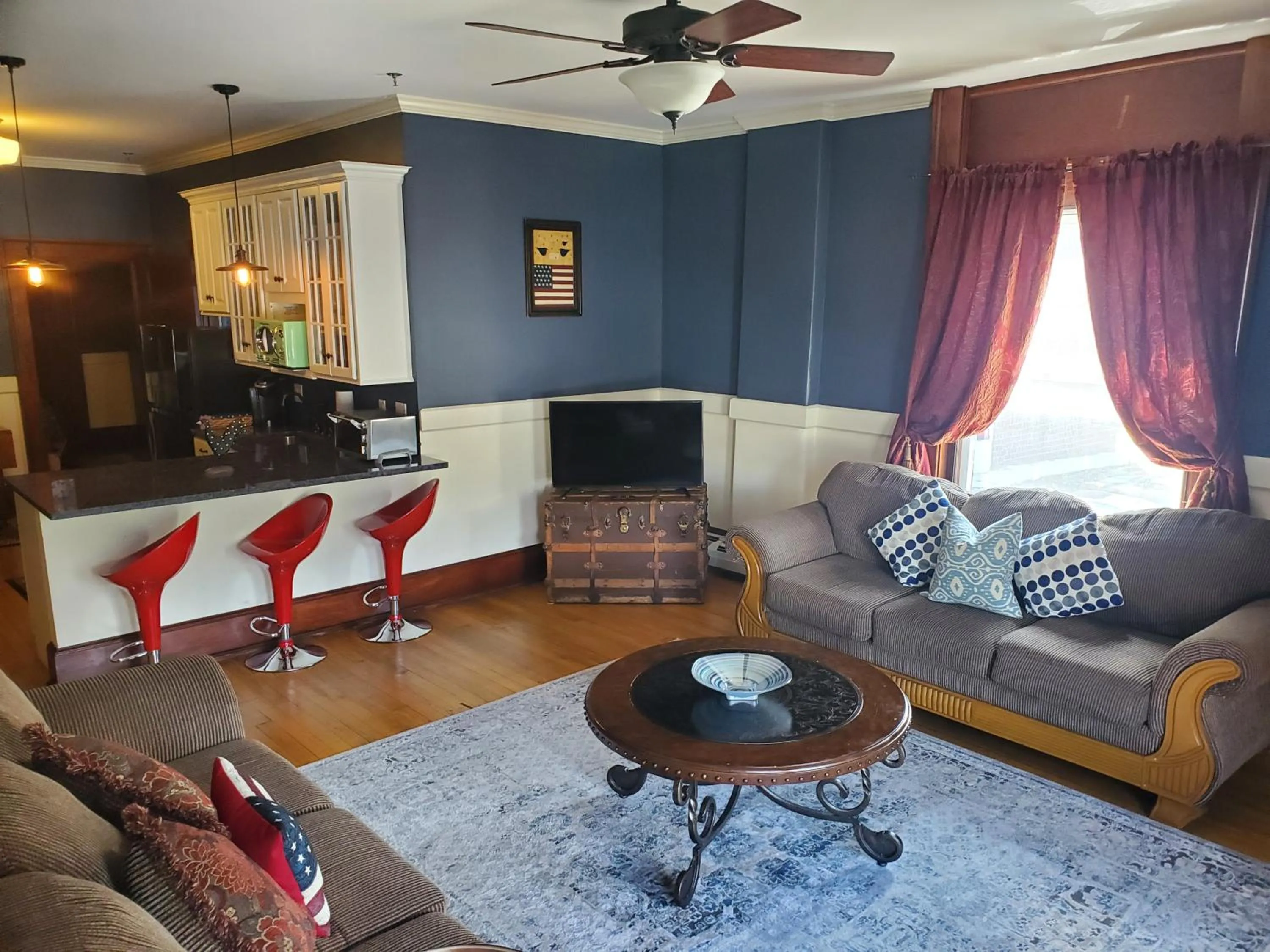 Living room in Firehouse Inn