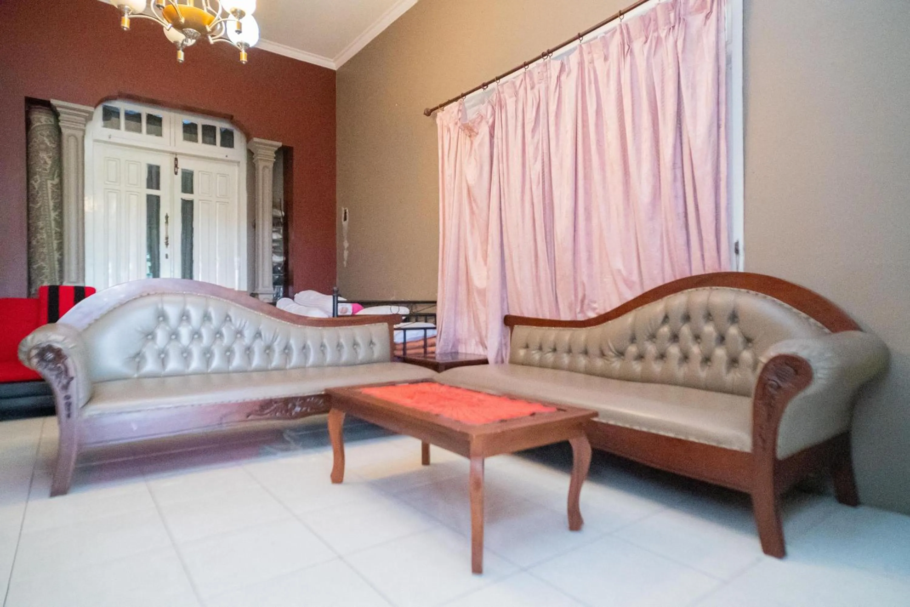Living room in RedDoorz at Oro Oro Ombo Batu
