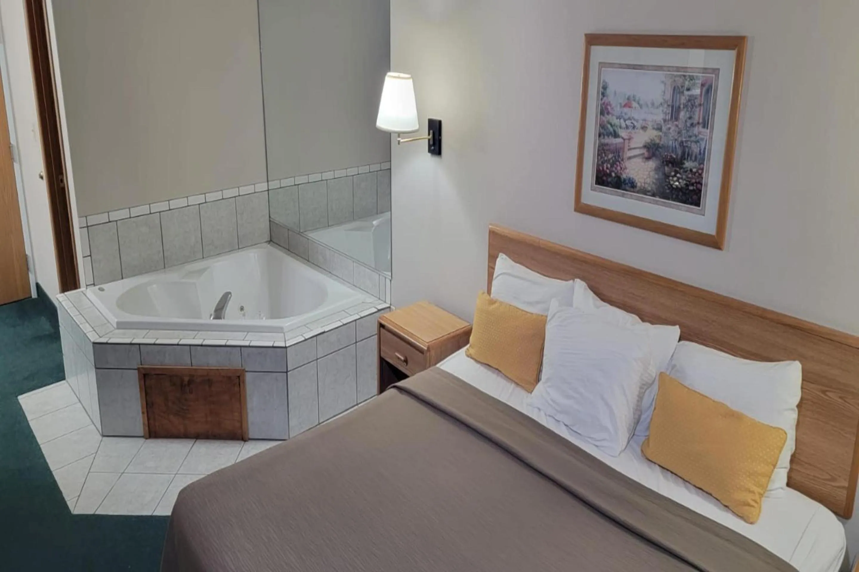 Bedroom, Bed in HomeTown Inn By OYO Texhoma, OK