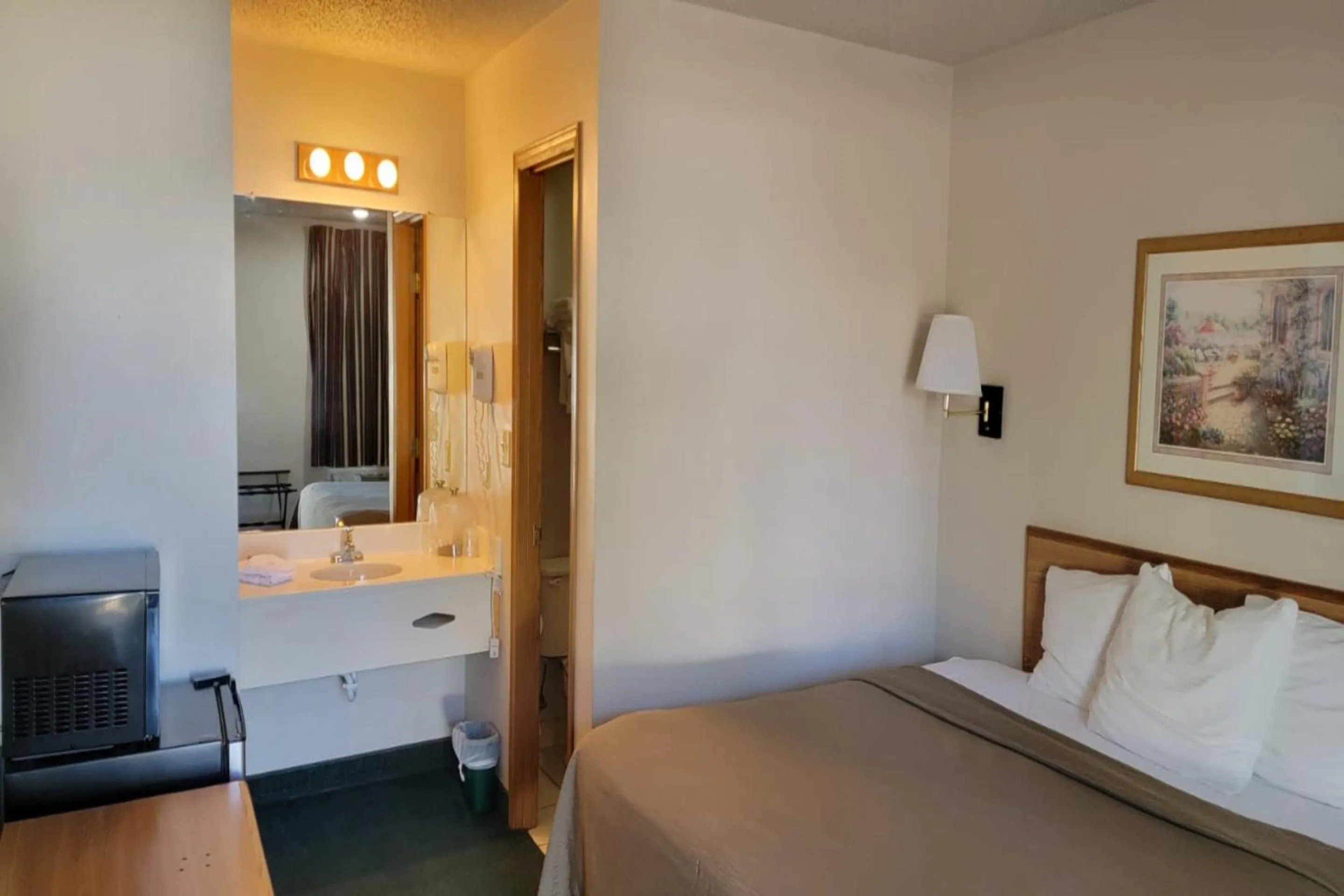 Bedroom, Bed in HomeTown Inn By OYO Texhoma, OK