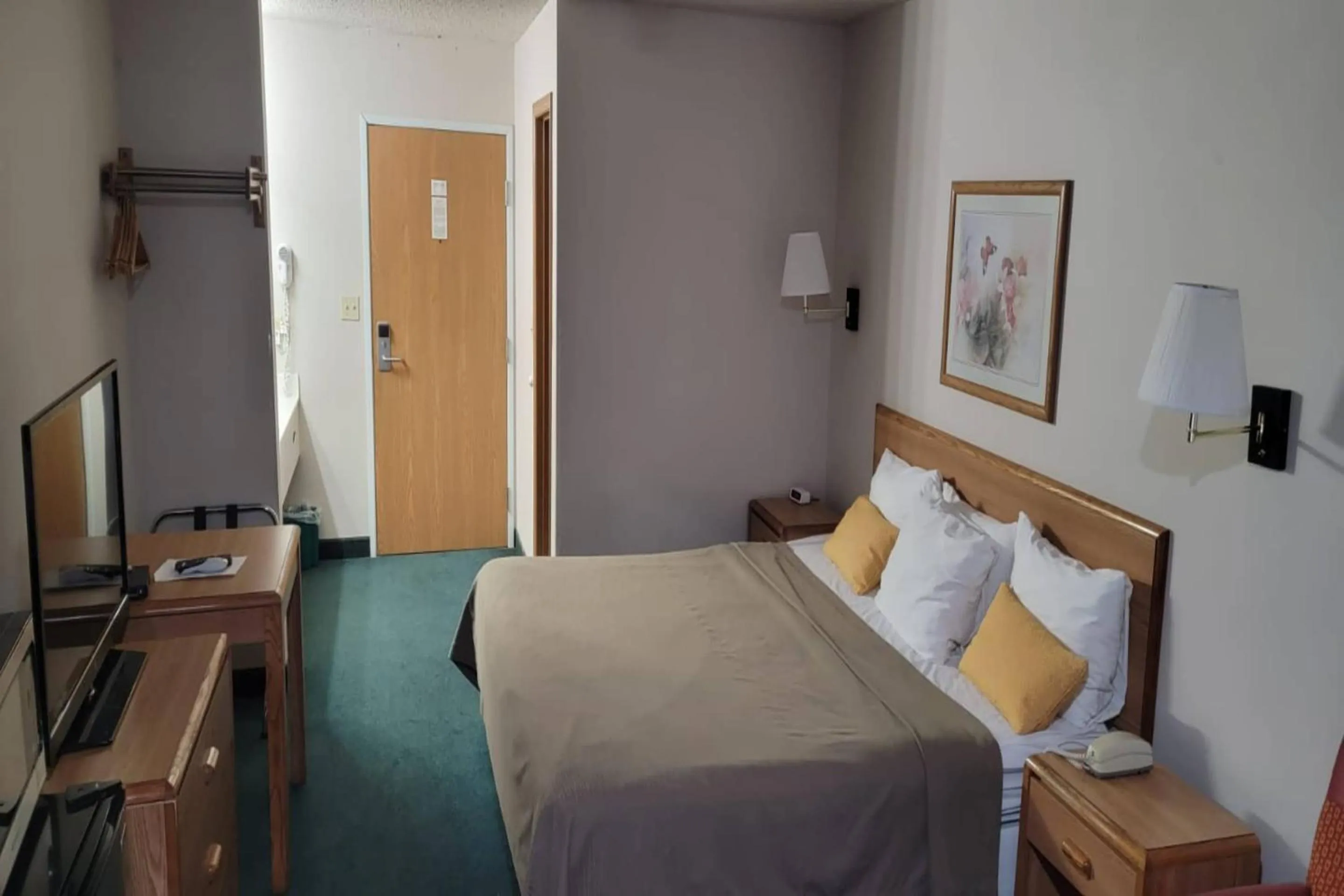 Bedroom, Bed in HomeTown Inn By OYO Texhoma, OK