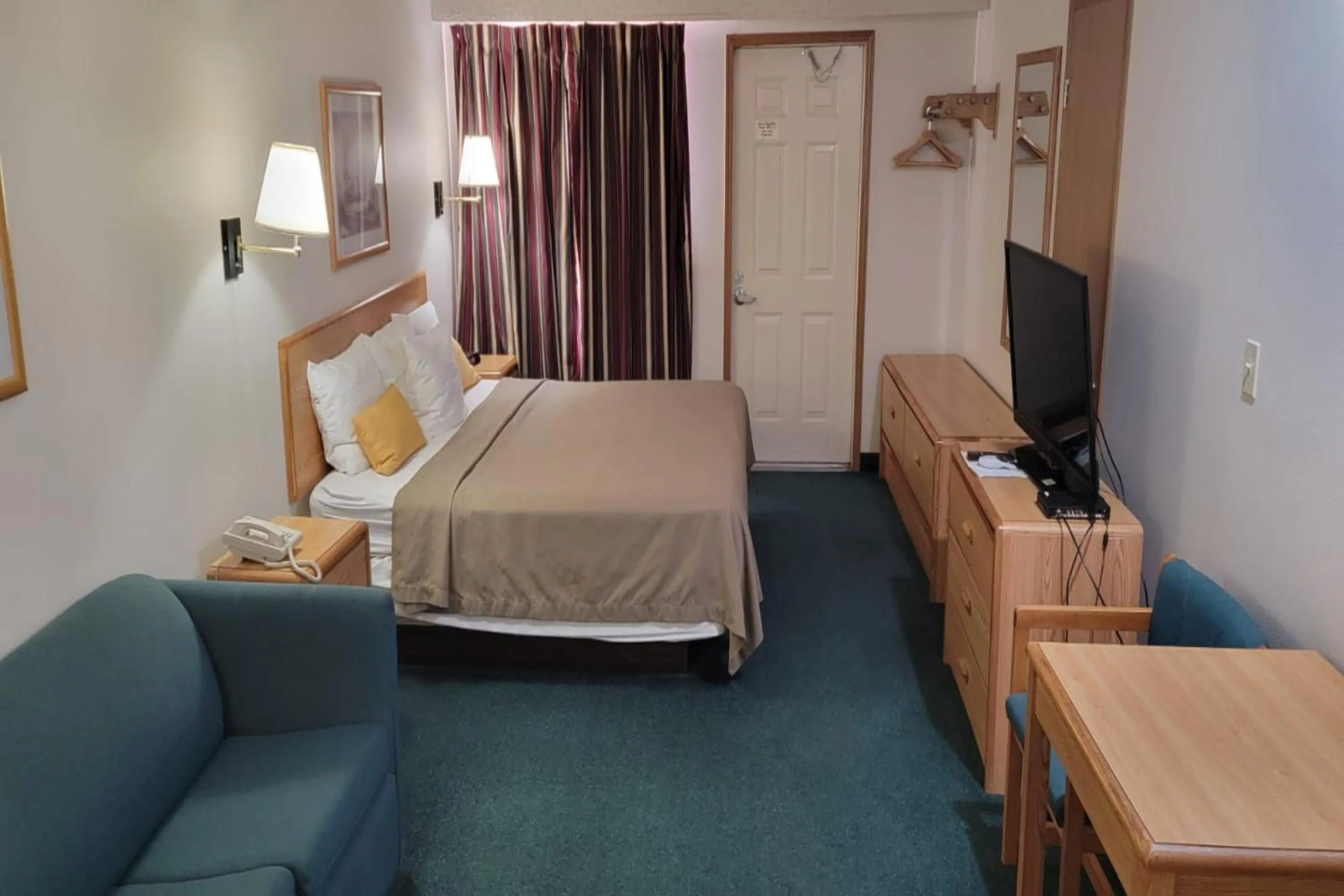 Bedroom, Bed in HomeTown Inn By OYO Texhoma, OK