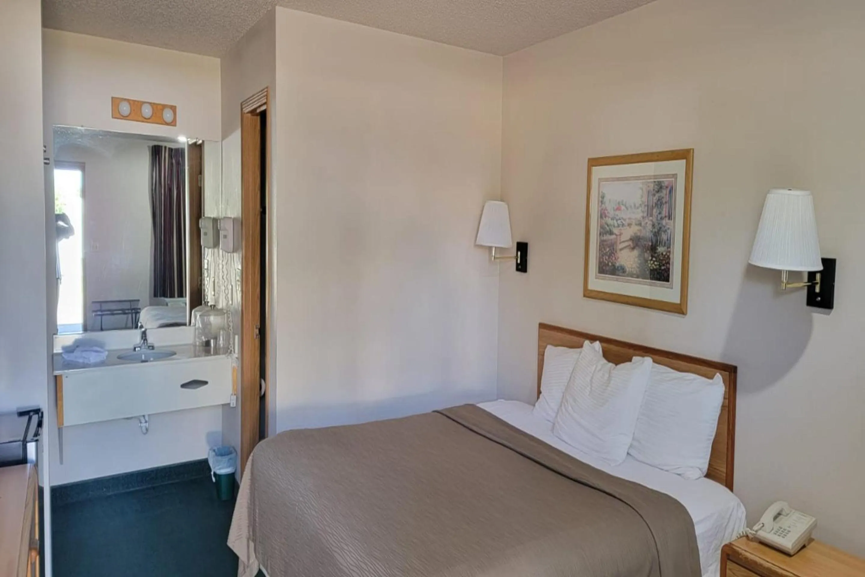 Bedroom, Bed in HomeTown Inn By OYO Texhoma, OK