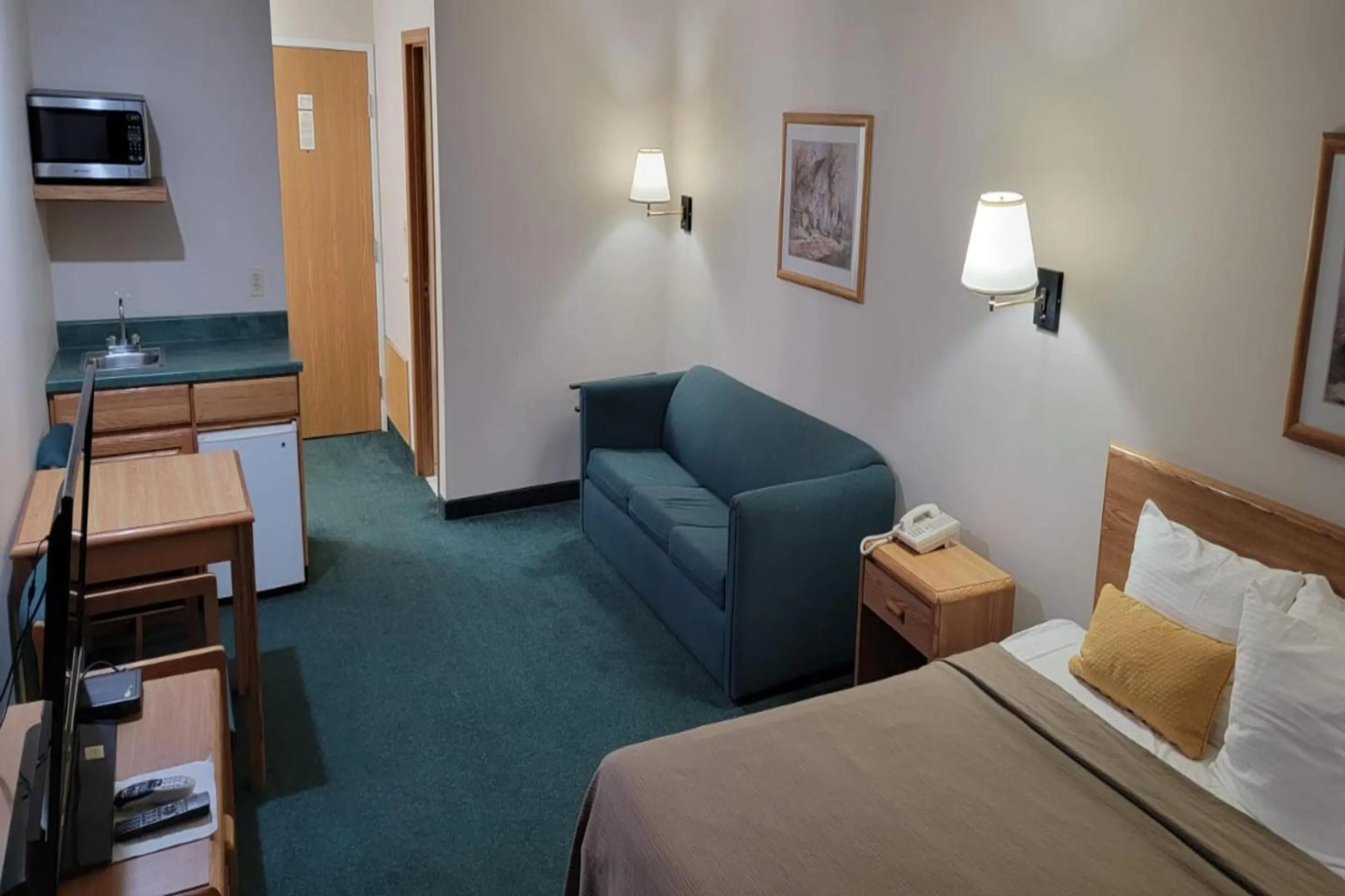 Bedroom, Bed in HomeTown Inn By OYO Texhoma, OK