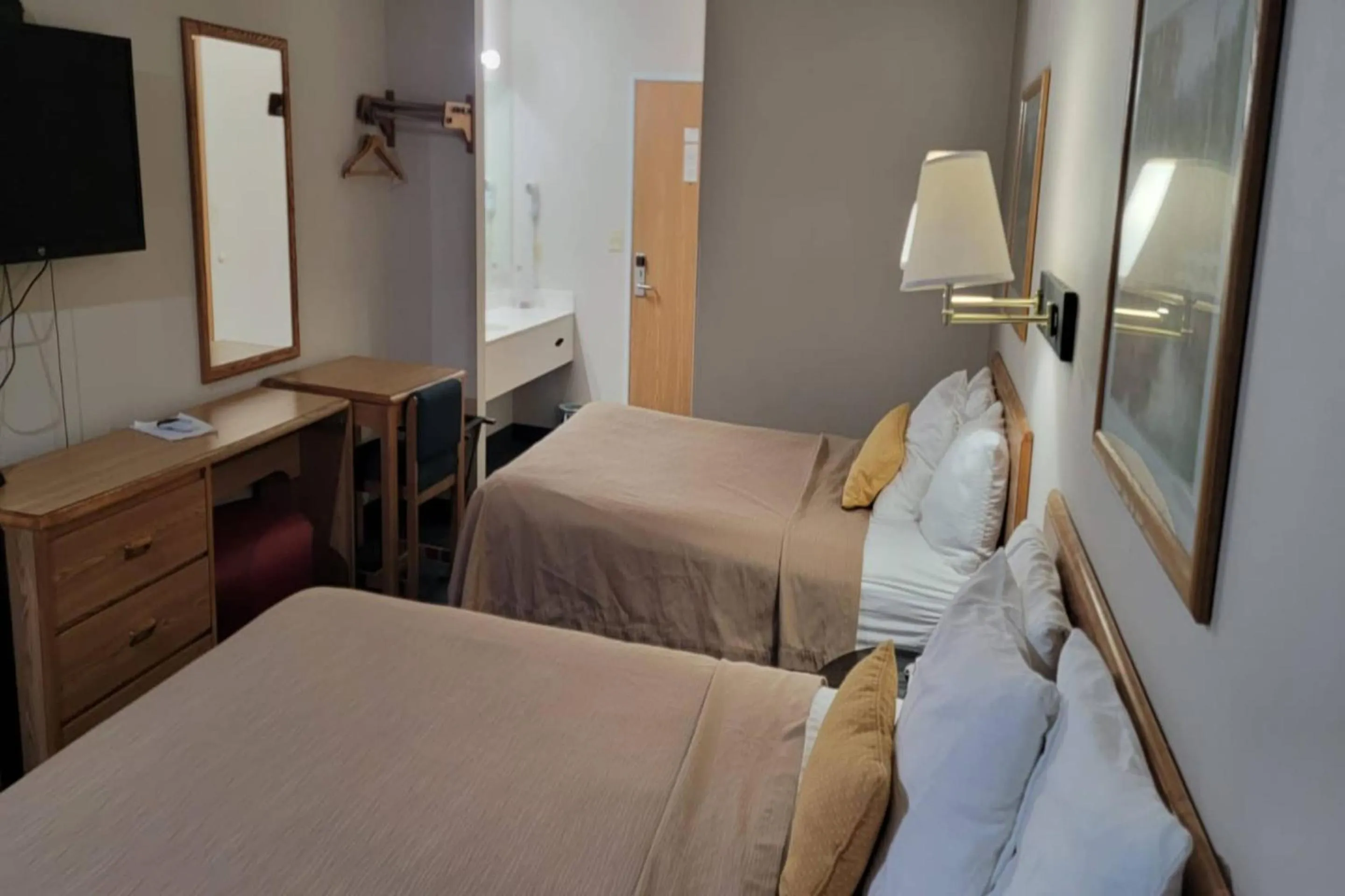 Bedroom, Bed in HomeTown Inn By OYO Texhoma, OK