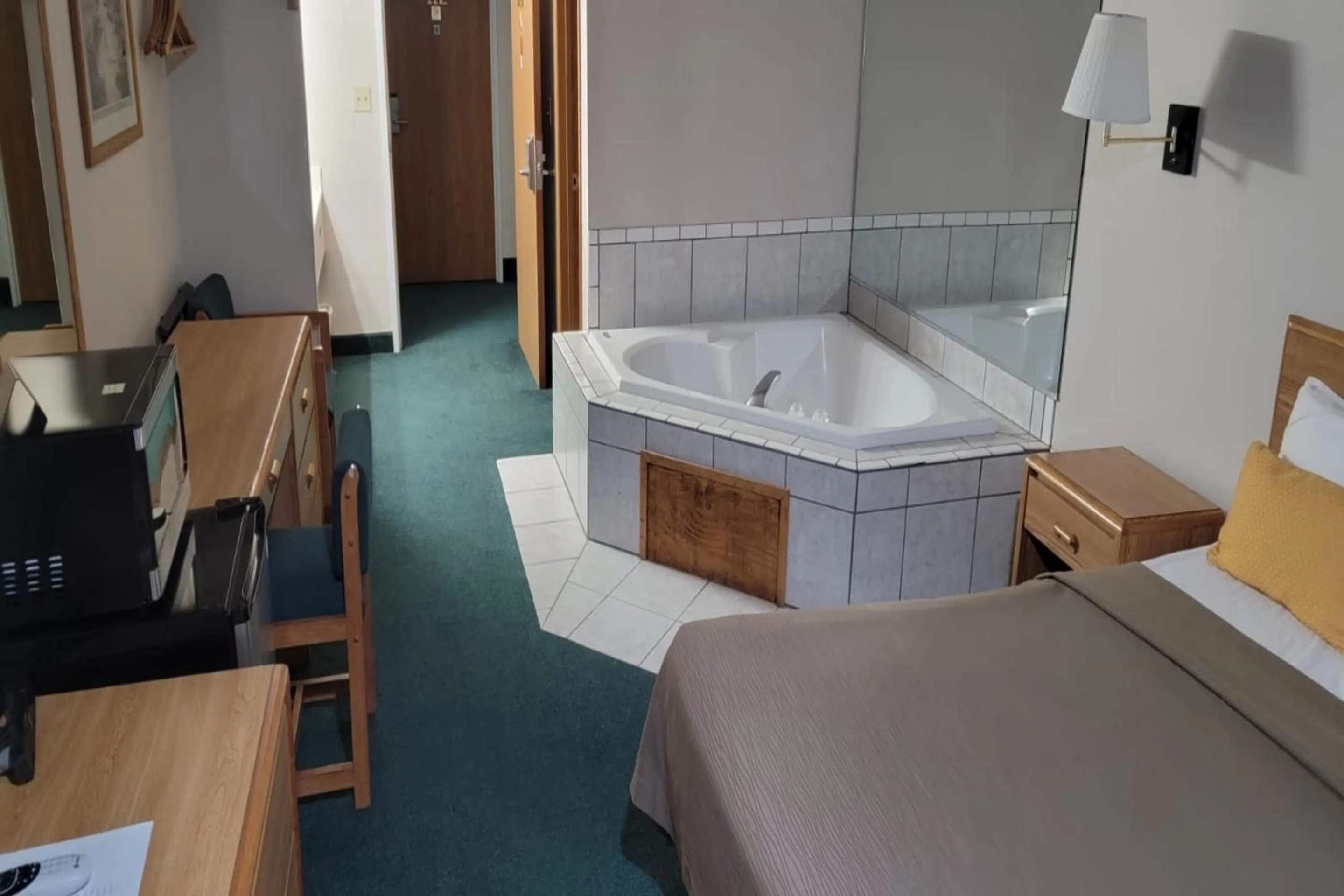 Suite King Bed with Hot Tub	 in HomeTown Inn By OYO Texhoma, OK