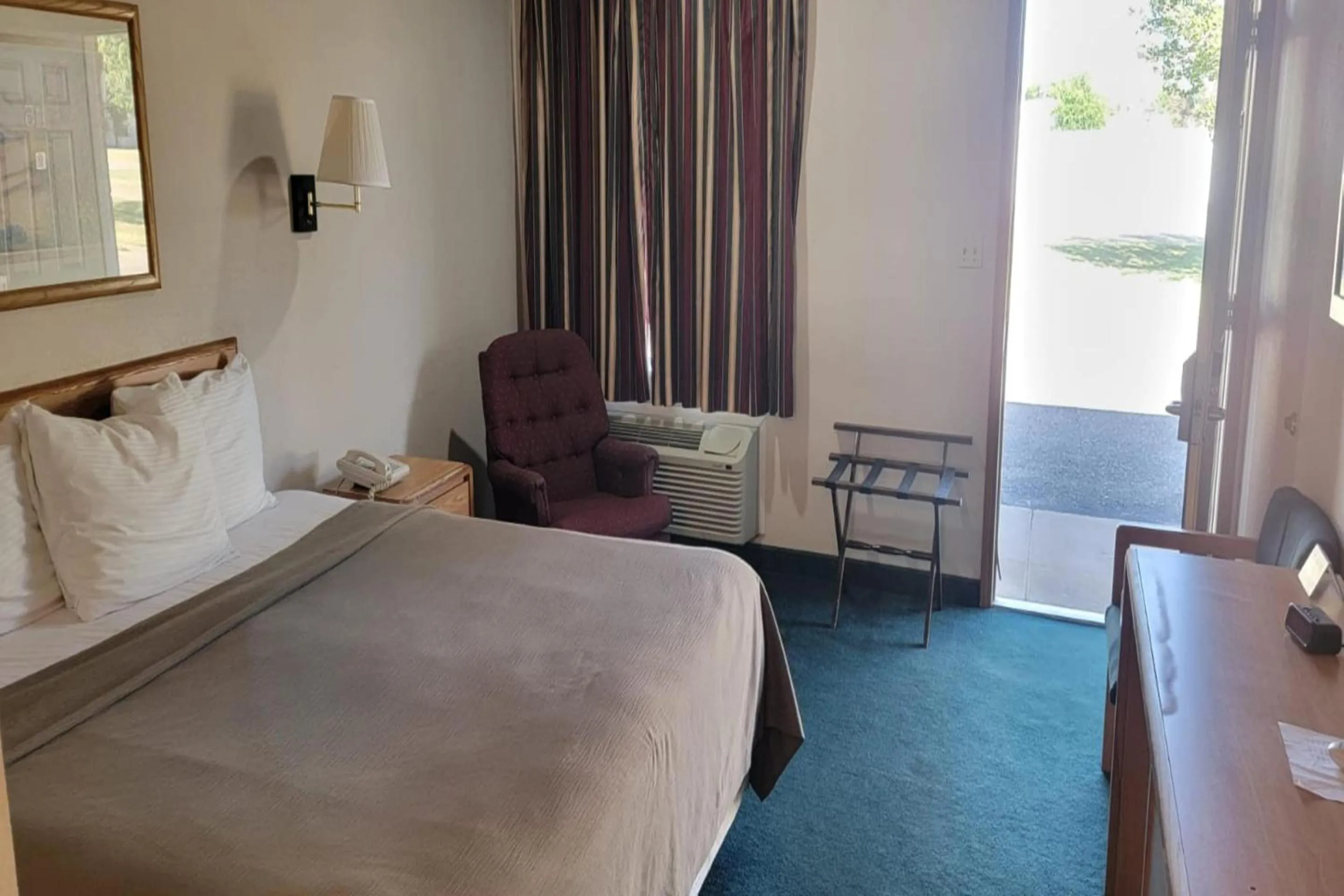 Bedroom, Bed in HomeTown Inn By OYO Texhoma, OK