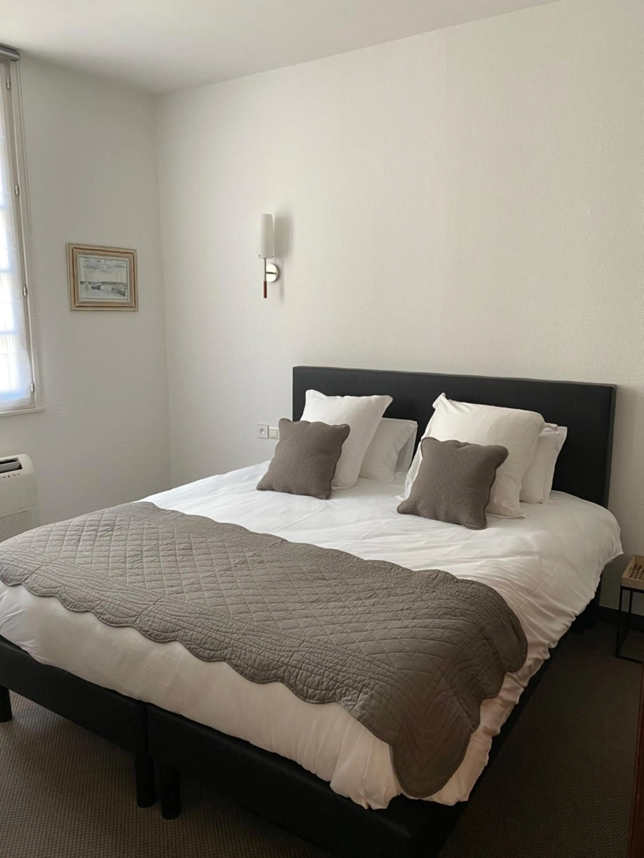 Bed in HÔTEL JEAN DE BRUGES