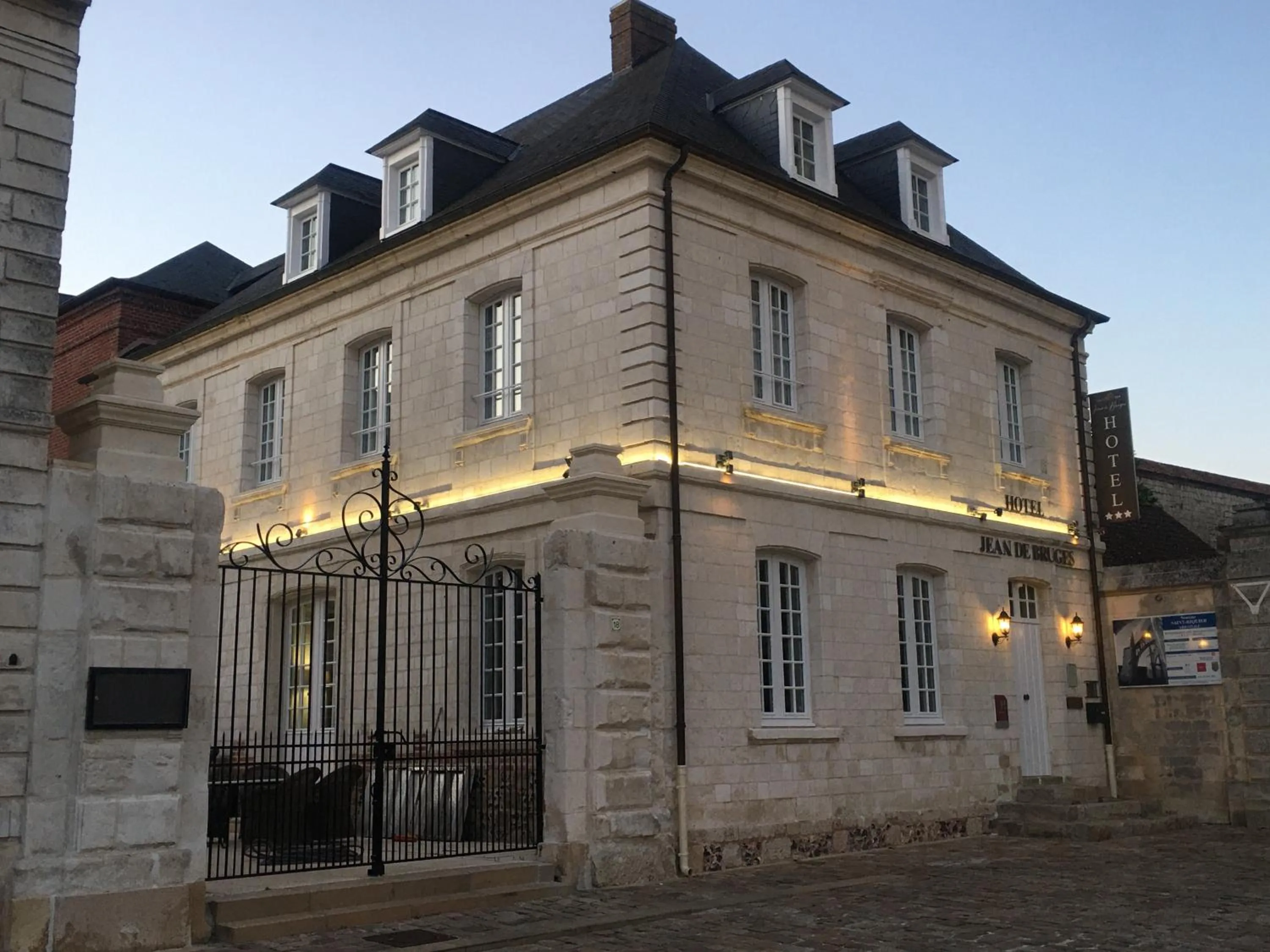 Property building in HÔTEL JEAN DE BRUGES