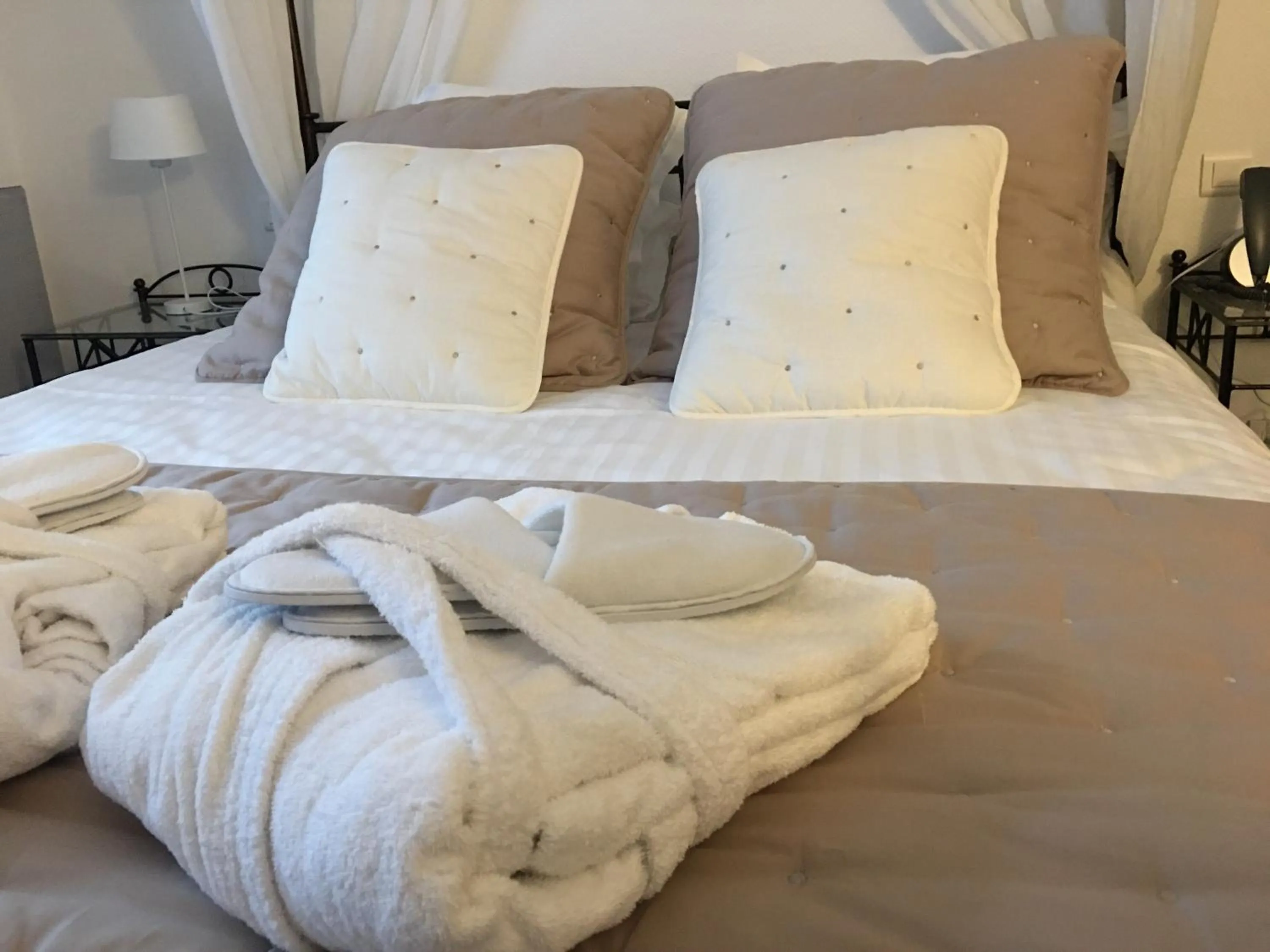 Bed in HÔTEL JEAN DE BRUGES