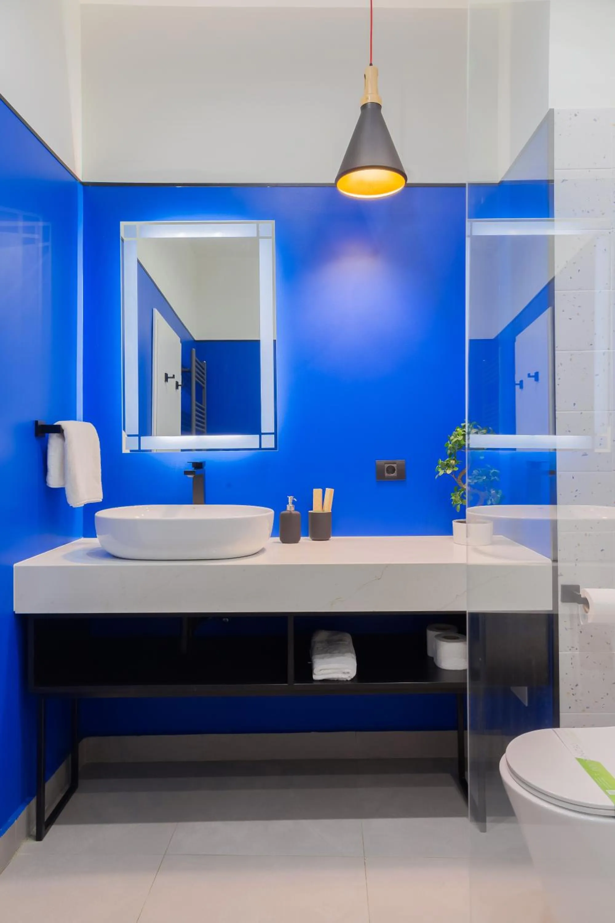 Bathroom, Bed in Emil Balaban Luxury Apart-Hotel