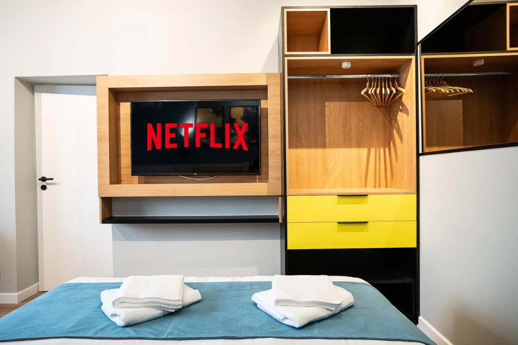 TV and multimedia, Bed in Emil Balaban Luxury Apart-Hotel